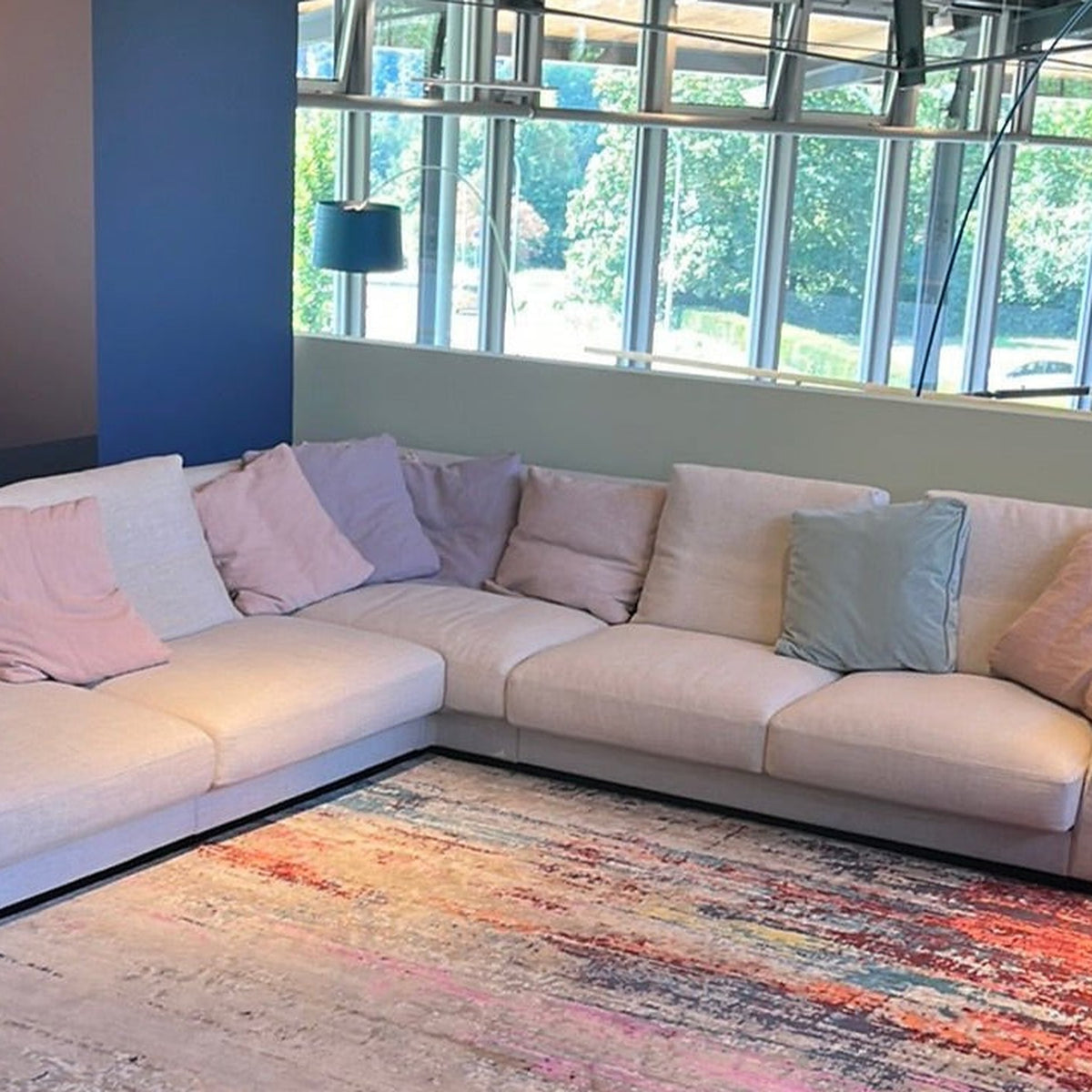 Sofalandschaft im architare Showroom – Sofa & Sessel Sale