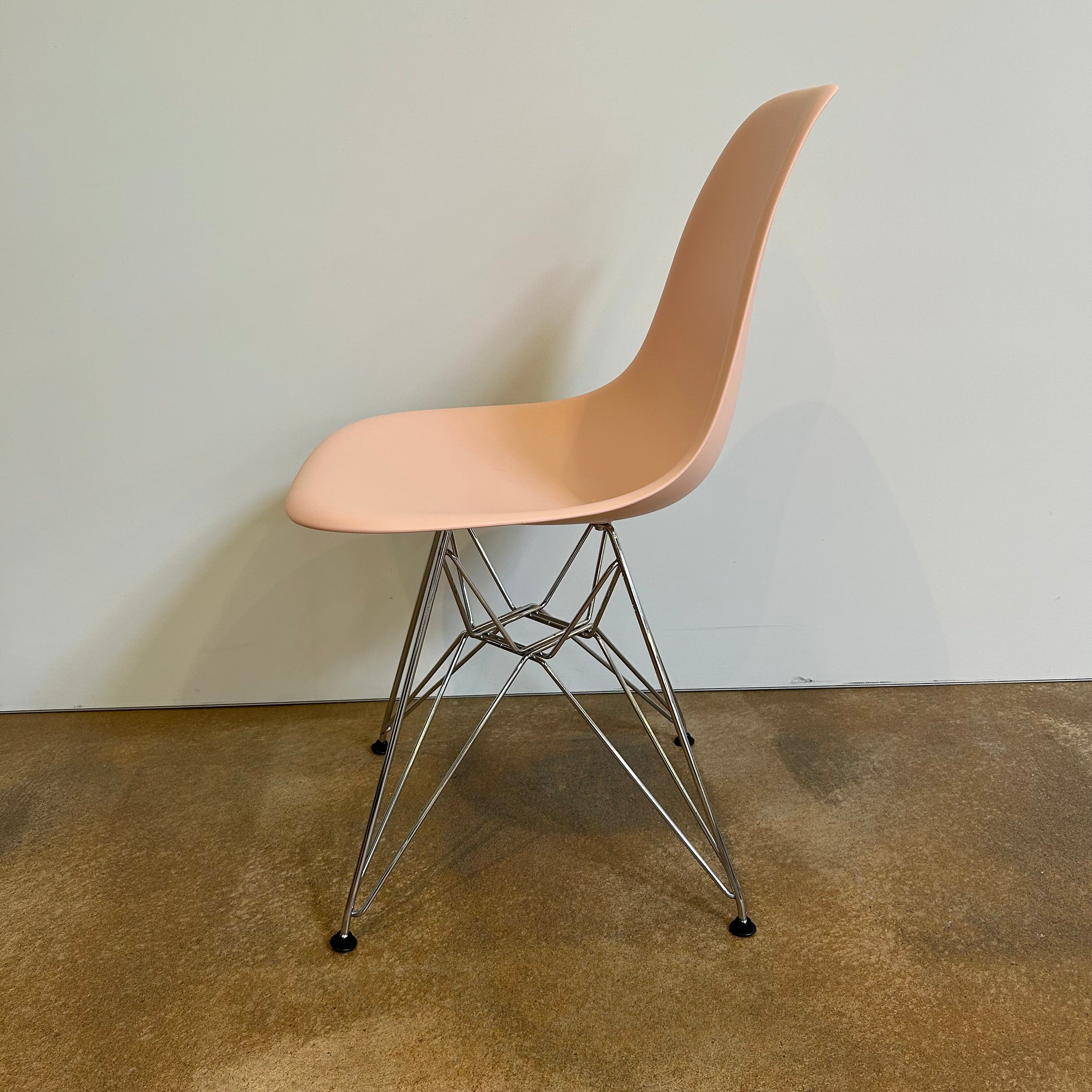 Vitra / Eames Plastic Side Chair DSR / Stuhl
