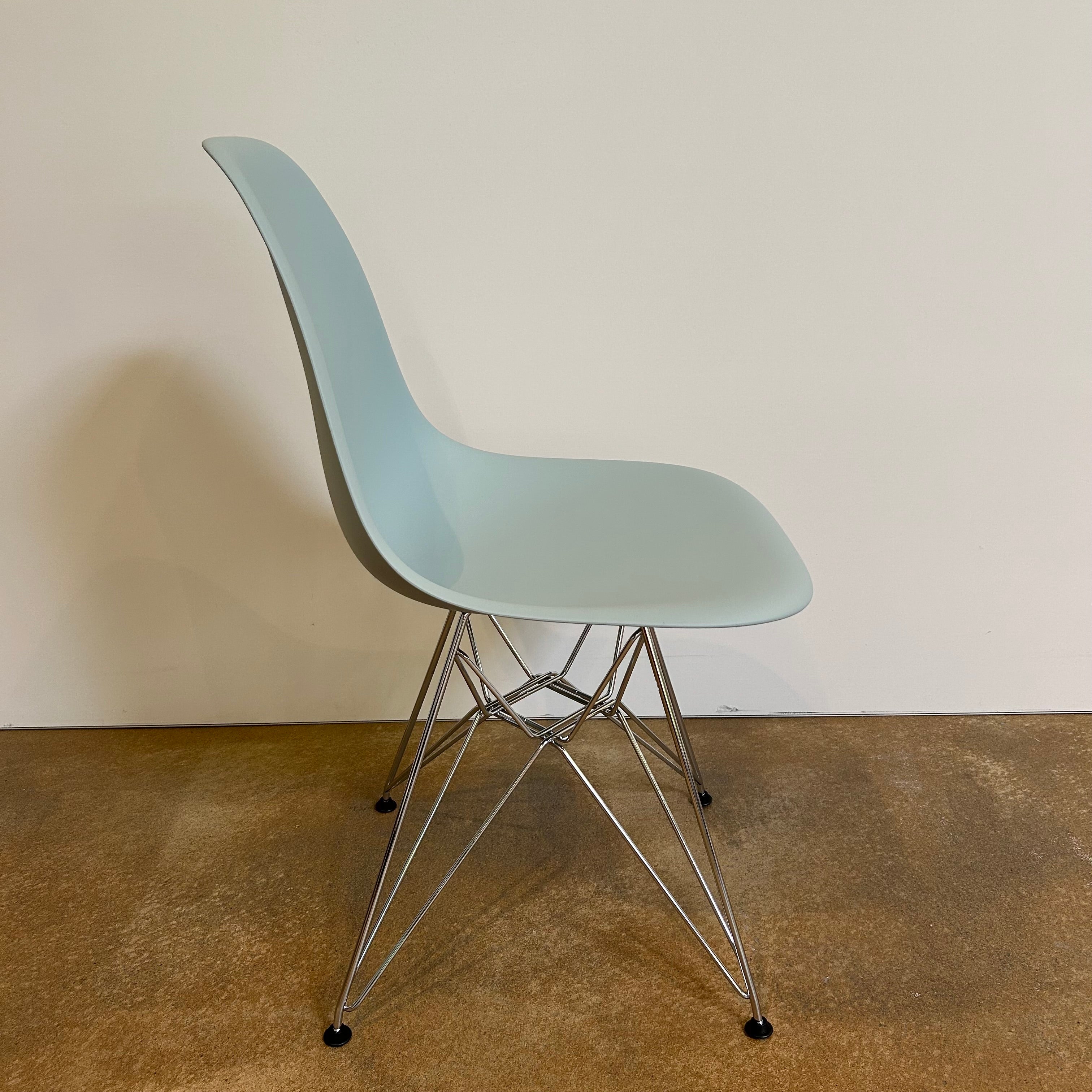 Vitra / Eames Plastic Side Chair DSR / Stuhl