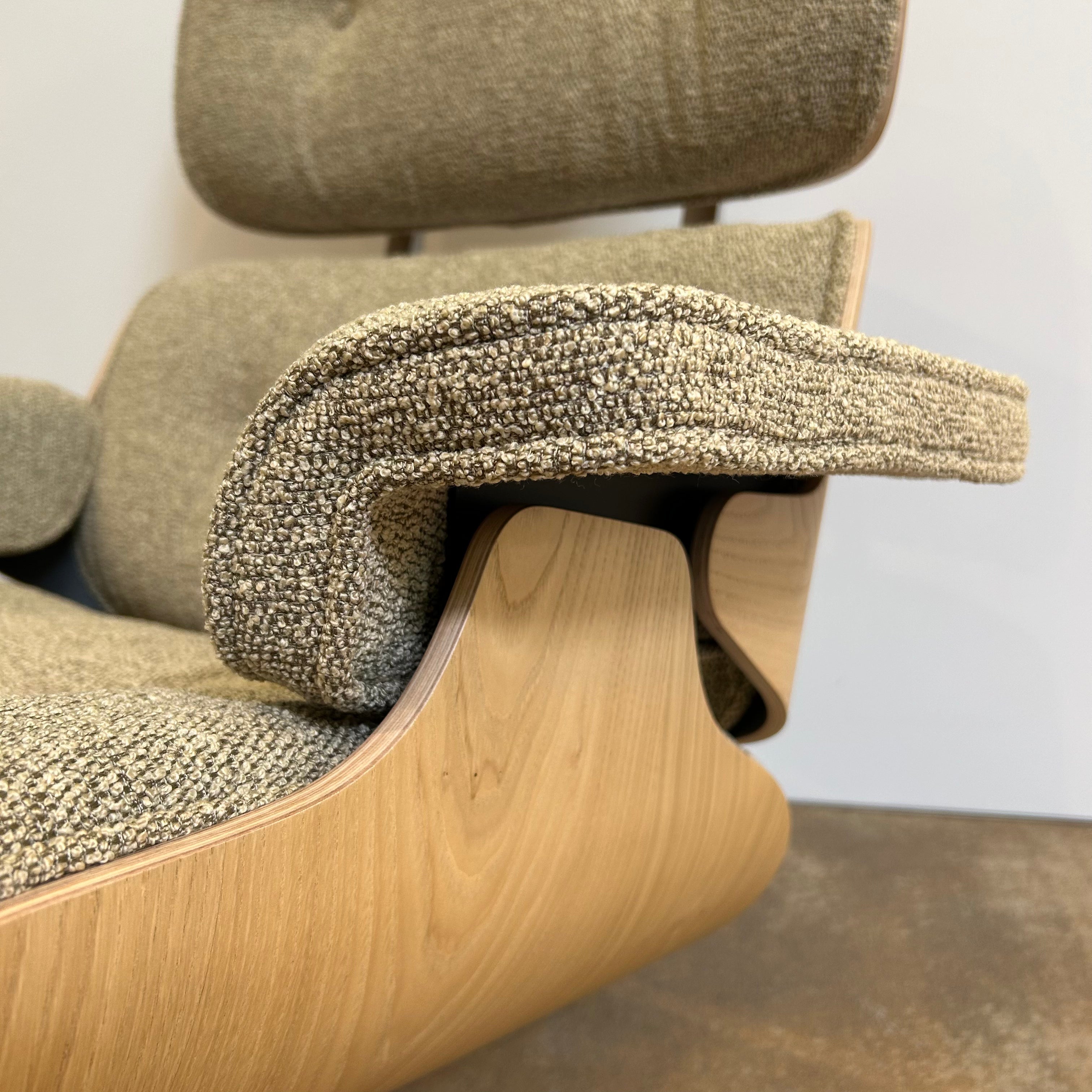 Vitra / LOUNGE CHAIR + OTTOMAN / Sessel und Hocker