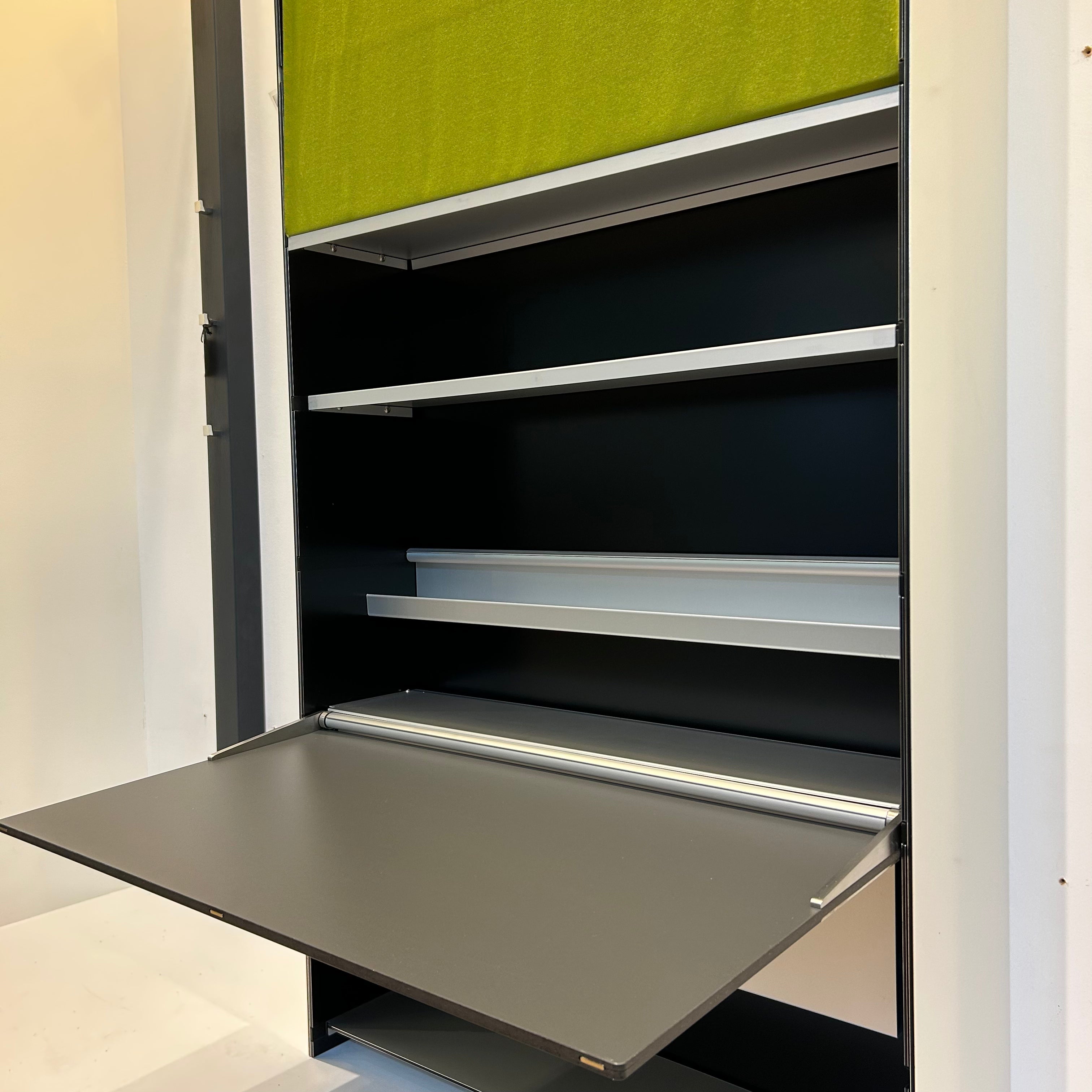 Thut Möbel / Wandmodul 613 / Hängeschrank inkl. Tischablage