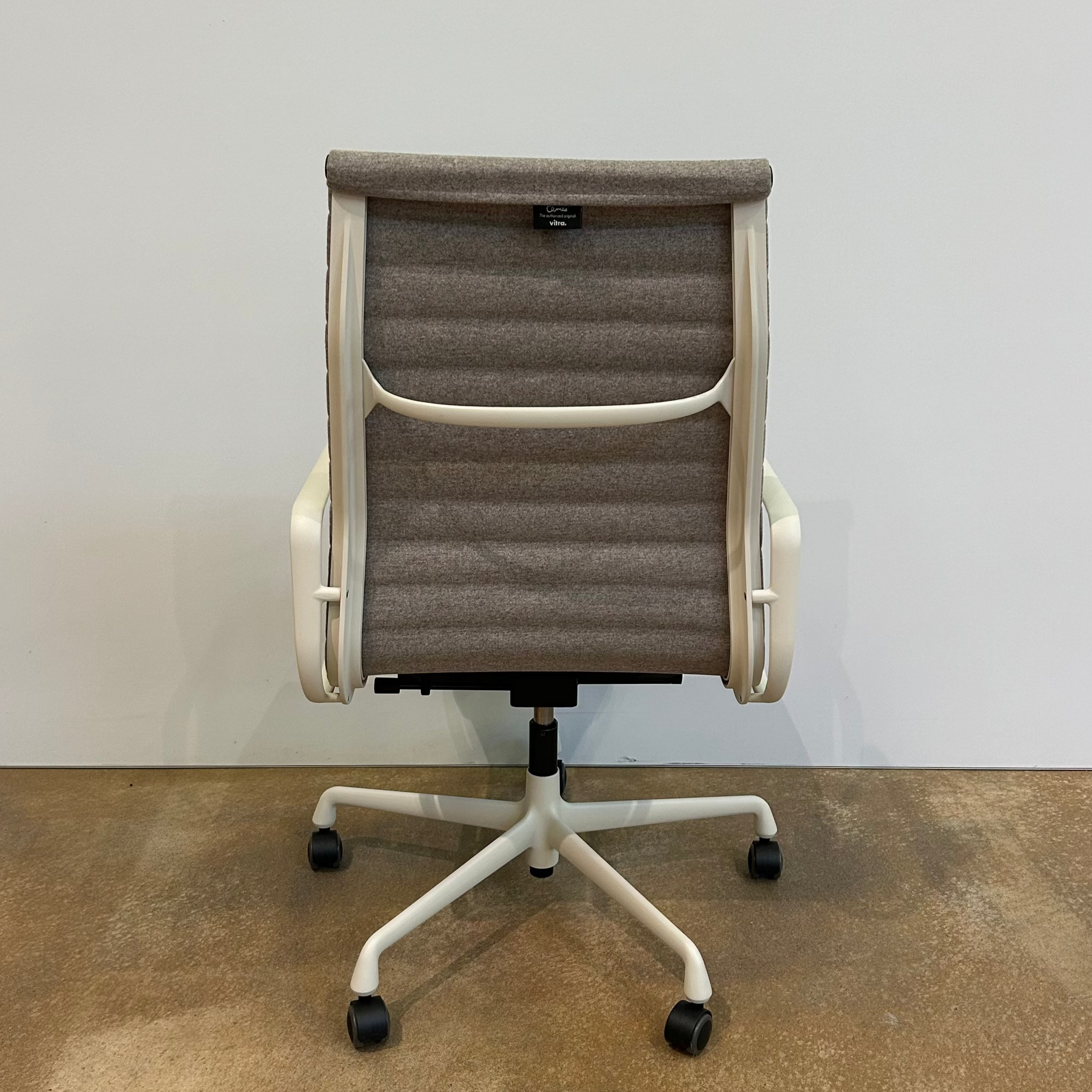 Vitra / Aluminium Group EA 119 / Bürodrehstuhl