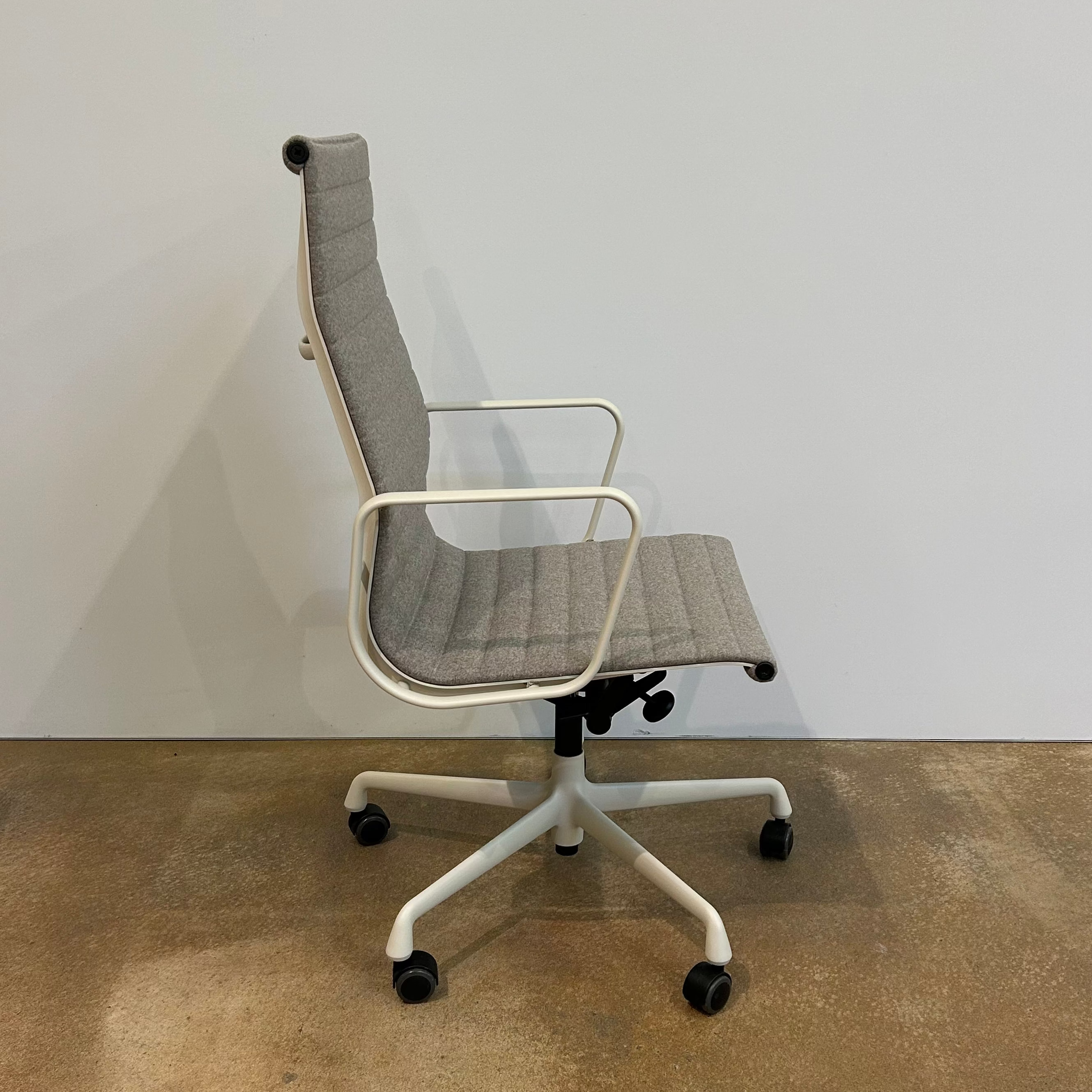 Vitra / Aluminium Group EA 119 / Bürodrehstuhl