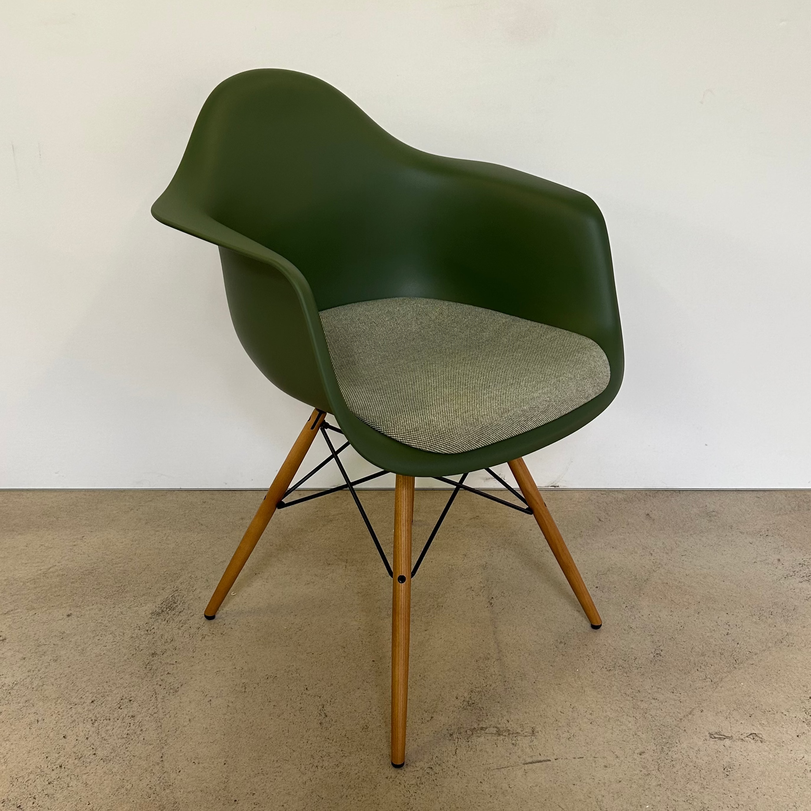 Vitra / Eames Plastic Armchair DAW / Stuhl