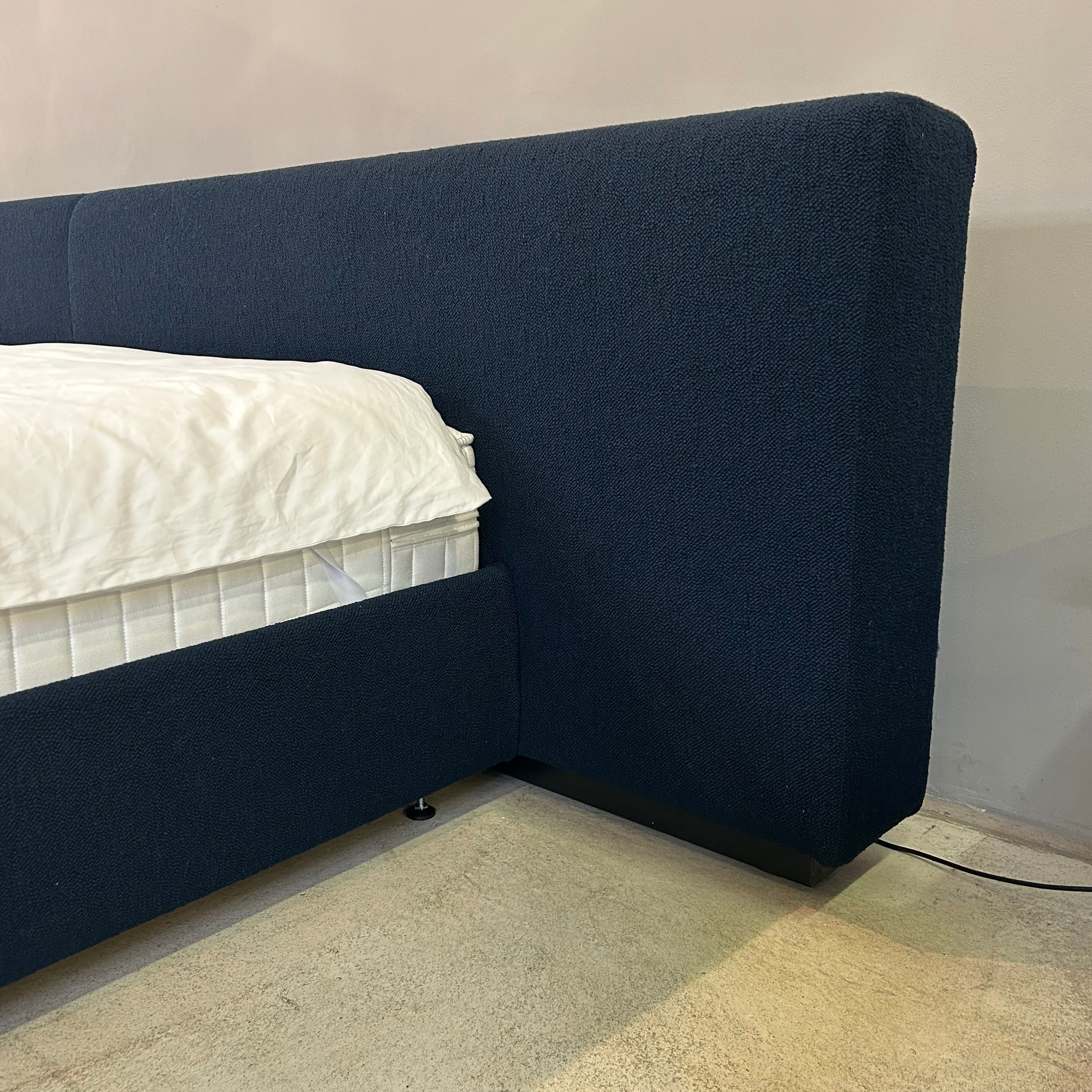 Walter Knoll YUUTO 810-200 mit Überstand