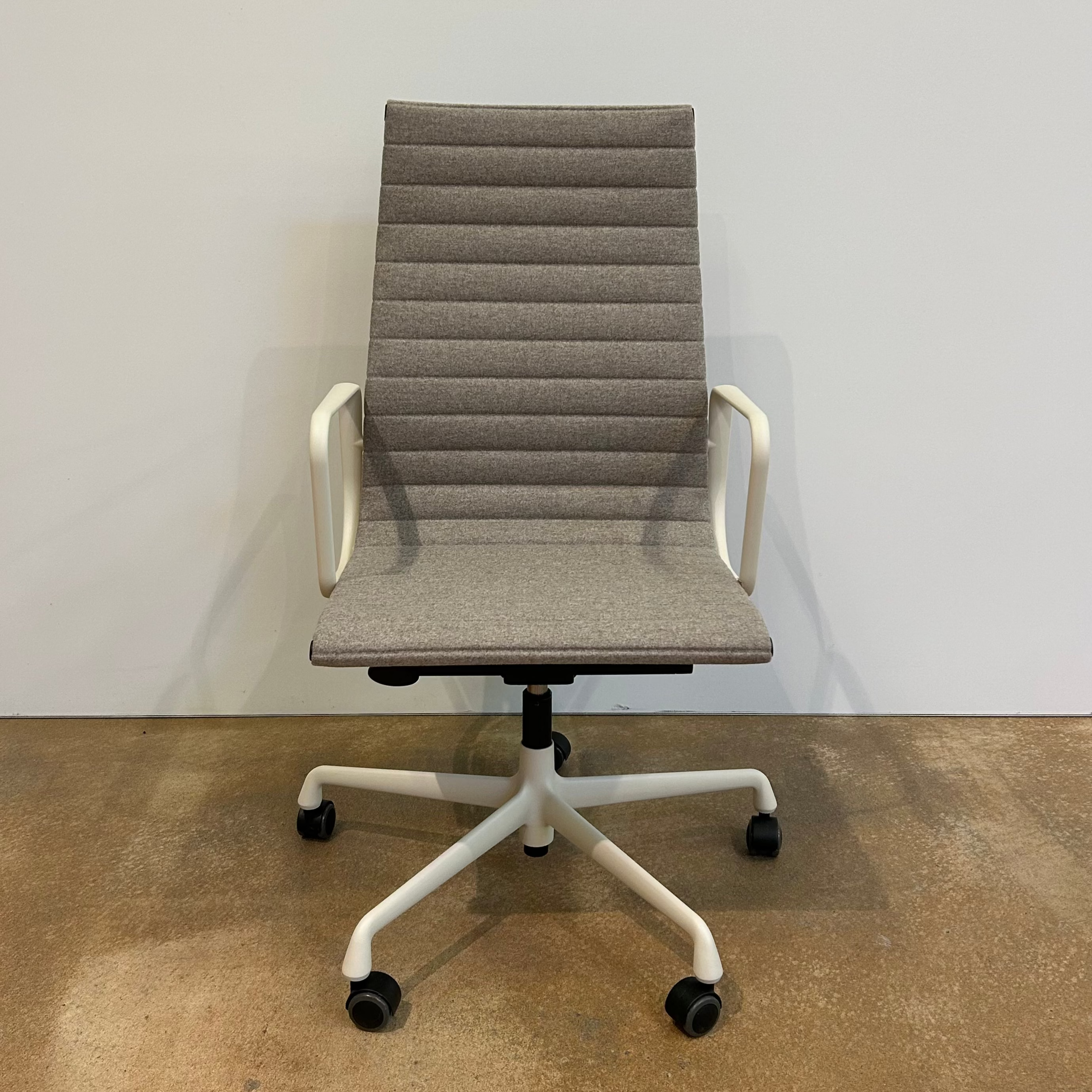 Vitra / Aluminium Group EA 119 / Bürodrehstuhl