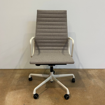 Vitra / Aluminium Group EA 119 / Bürodrehstuhl