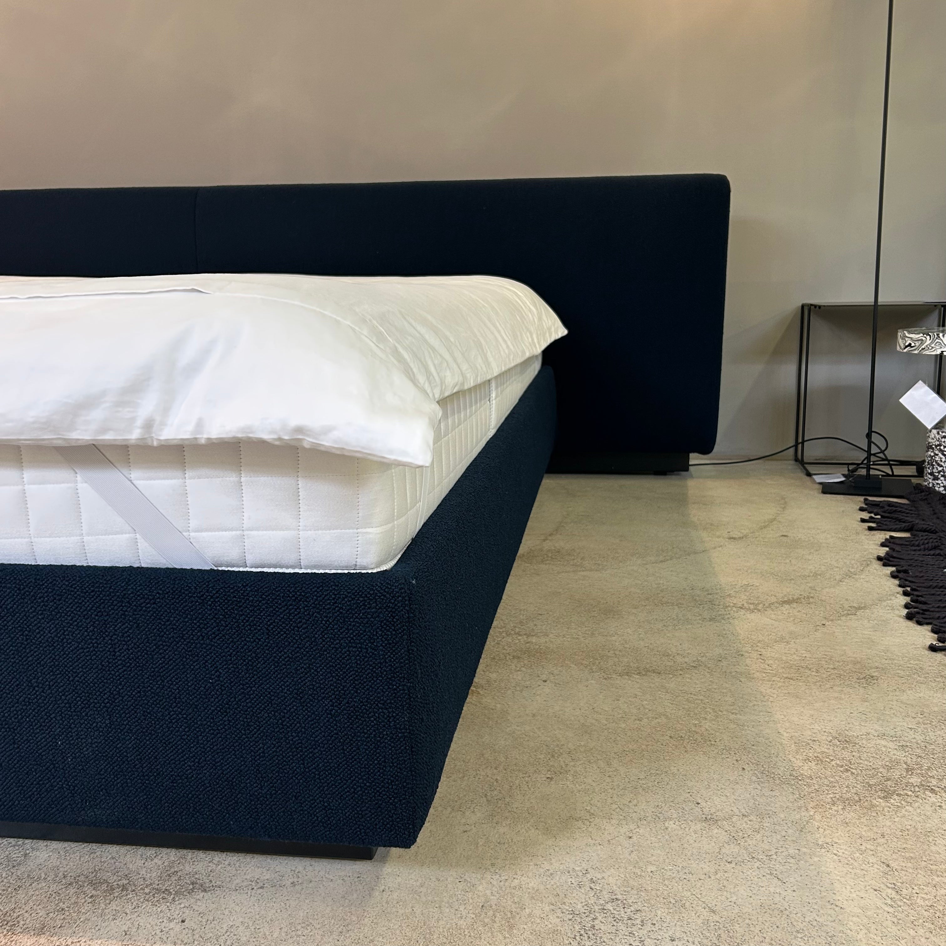 Walter Knoll YUUTO 810-200 mit Überstand