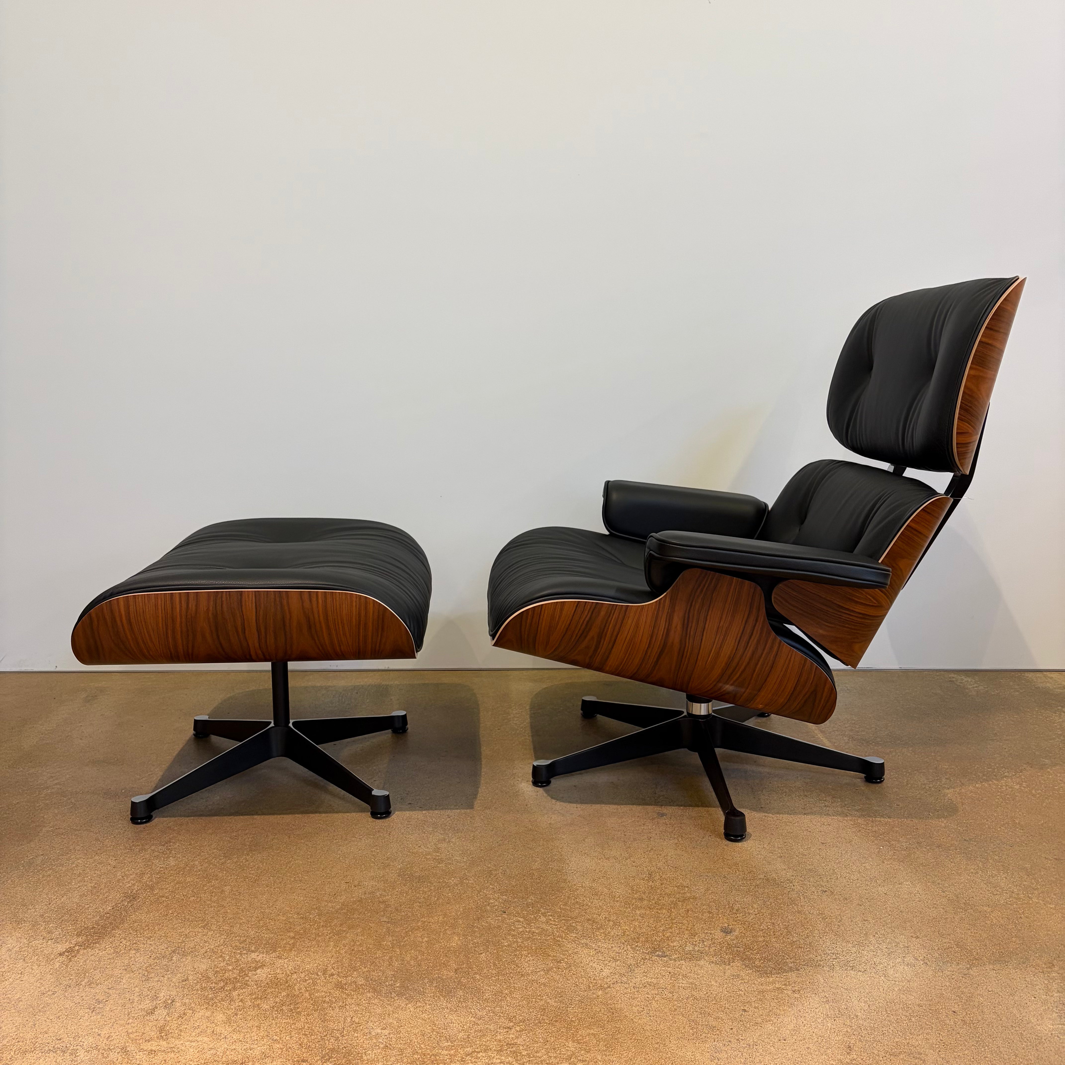 Vitra / LOUNGE CHAIR + OTTOMAN / Sessel und Hocker