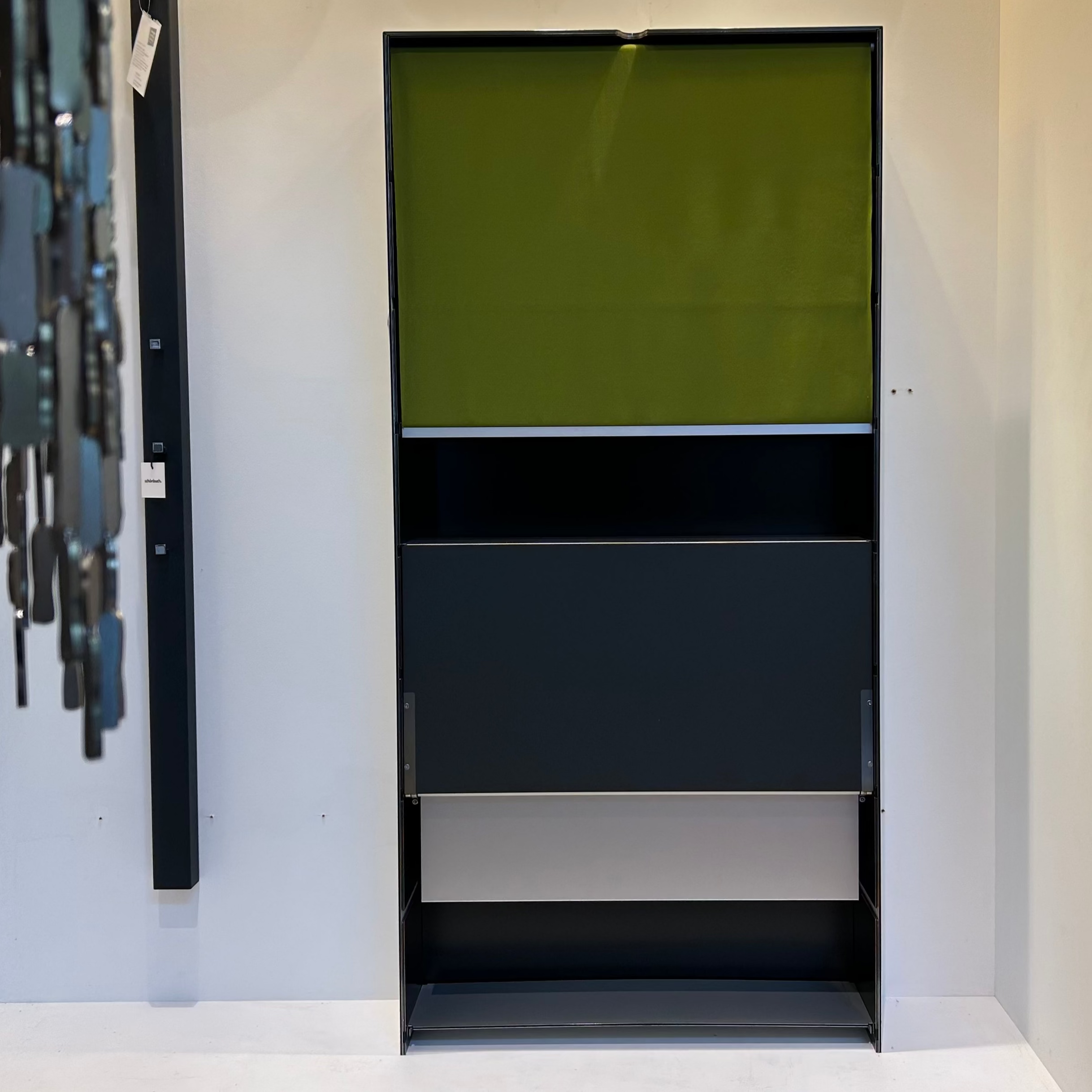 Thut Möbel / Wandmodul 613 / Hängeschrank inkl. Tischablage