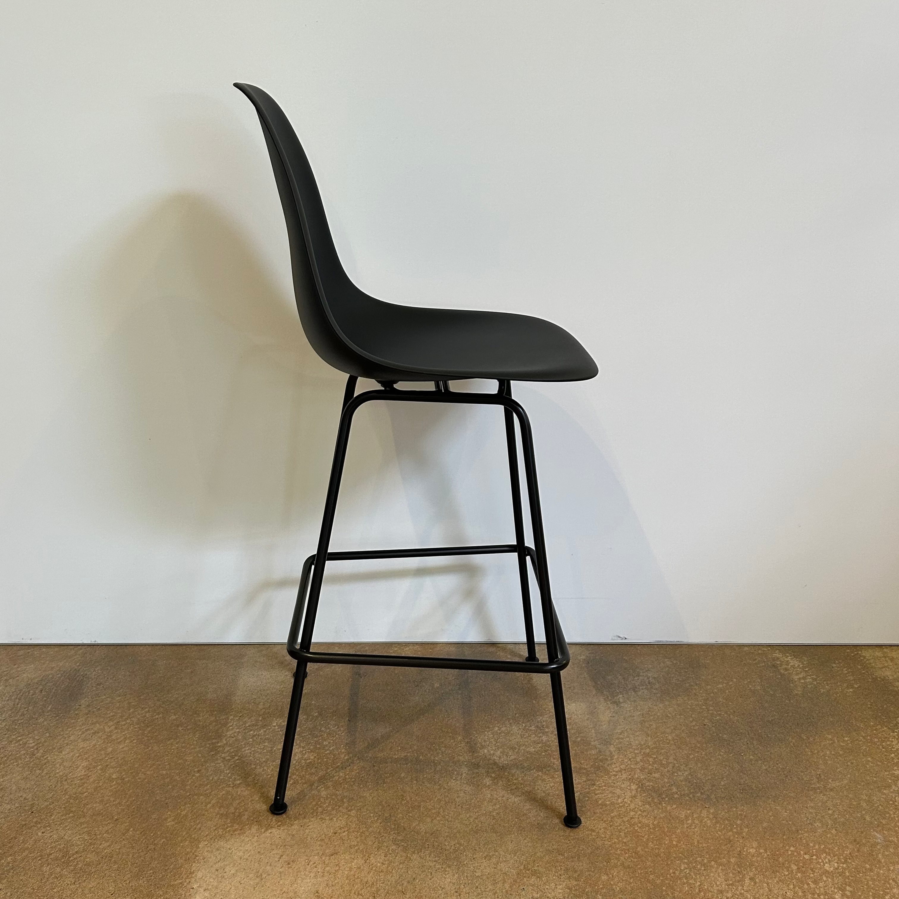 Vitra / Eames Plastic Stool Medium / Barhocker