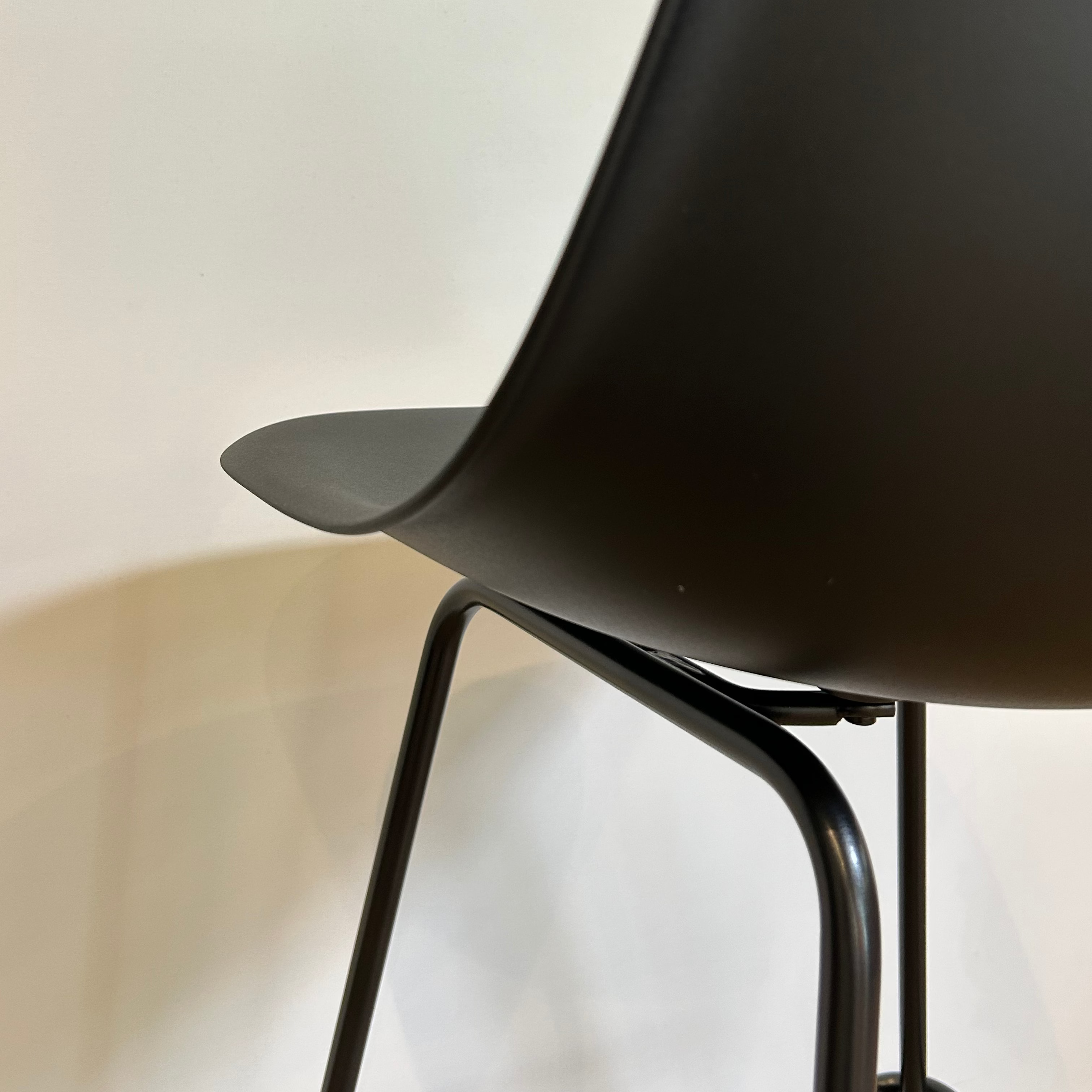 Vitra / Eames Plastic Stool Medium / Barhocker