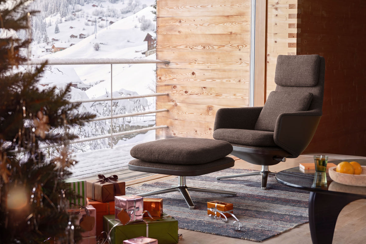 Vitra Grand Relax mit Ottoman in einem winterlichen Wohnraum