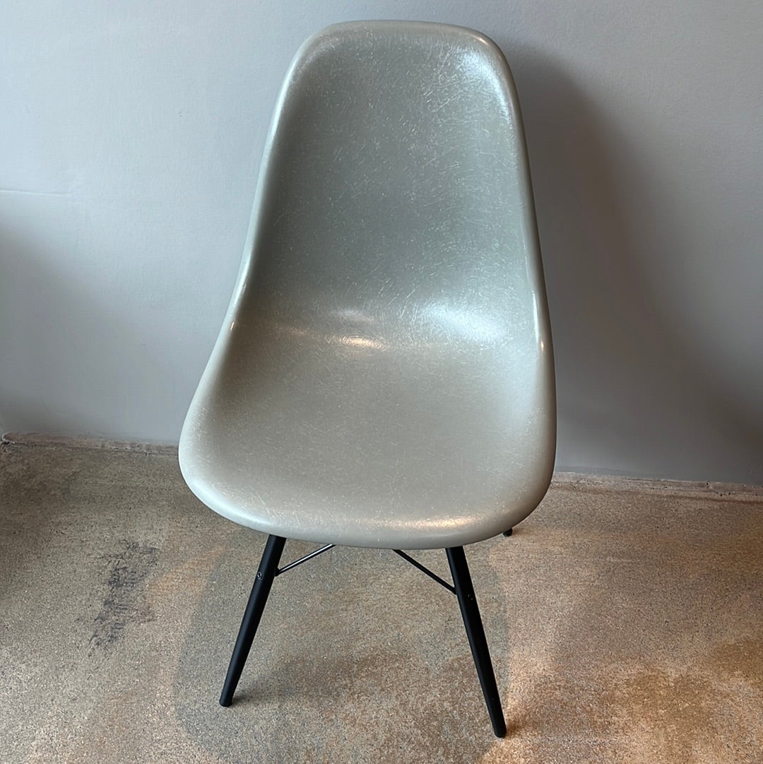 Vitra / Eames Fiberglass Side Chair / Stuhl