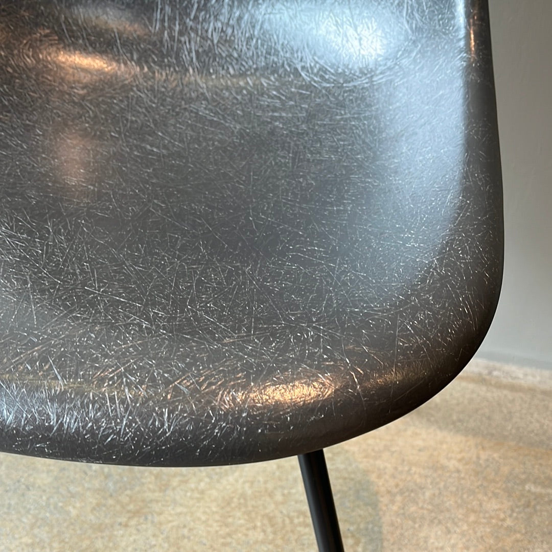 Vitra / Eames Fiberglass Side Chair / Stuhl