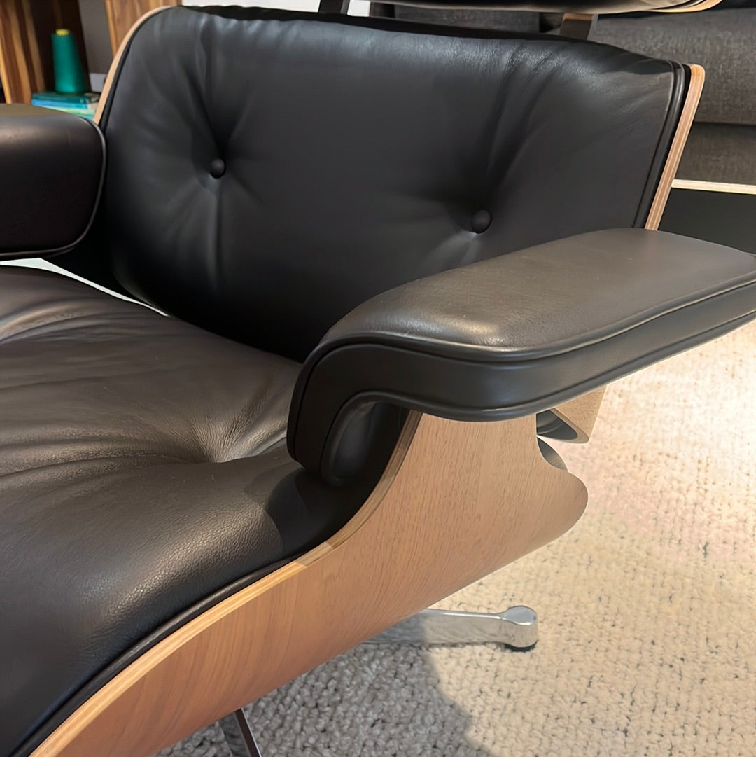 Vitra / LOUNGE CHAIR + OTTOMAN / Sessel und Hocker