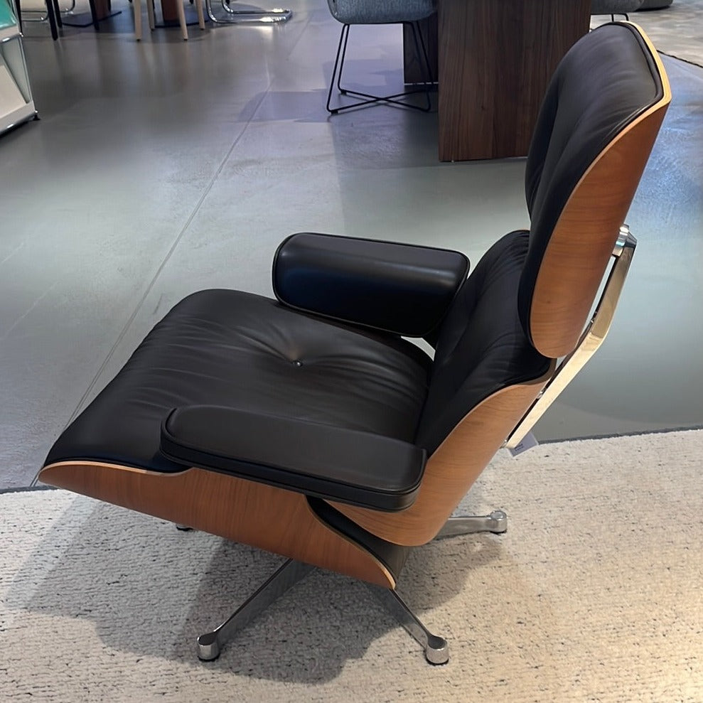 Vitra / LOUNGE CHAIR + OTTOMAN / Sessel und Hocker