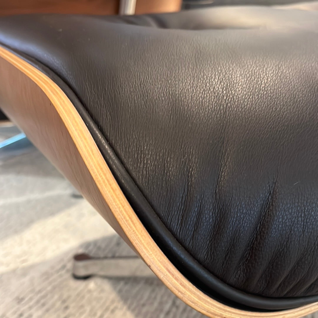 Vitra / LOUNGE CHAIR + OTTOMAN / Sessel und Hocker