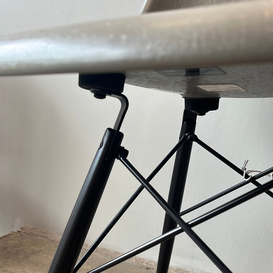 Vitra / Eames Fiberglass Side Chair / Stuhl