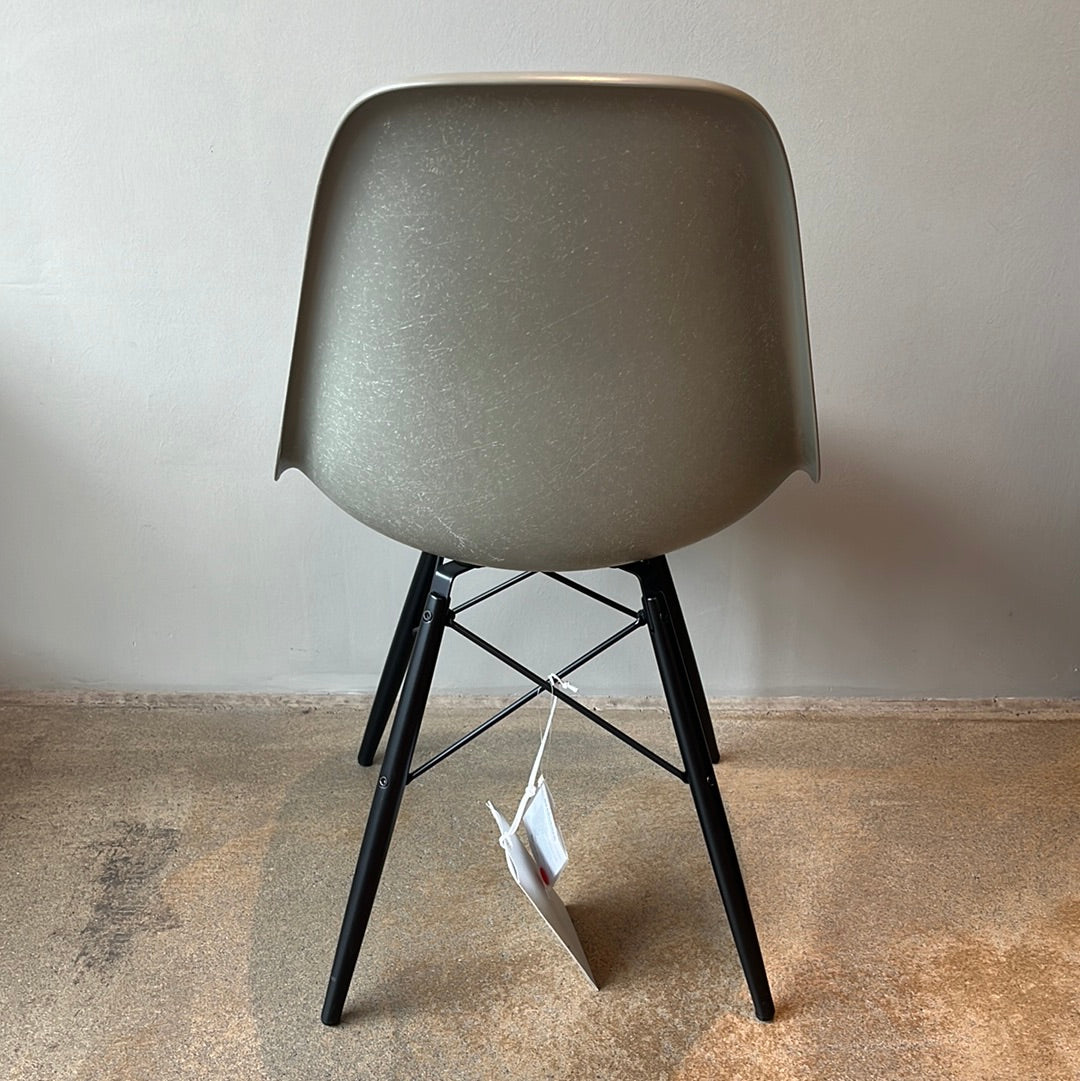 Vitra / Eames Fiberglass Side Chair / Stuhl