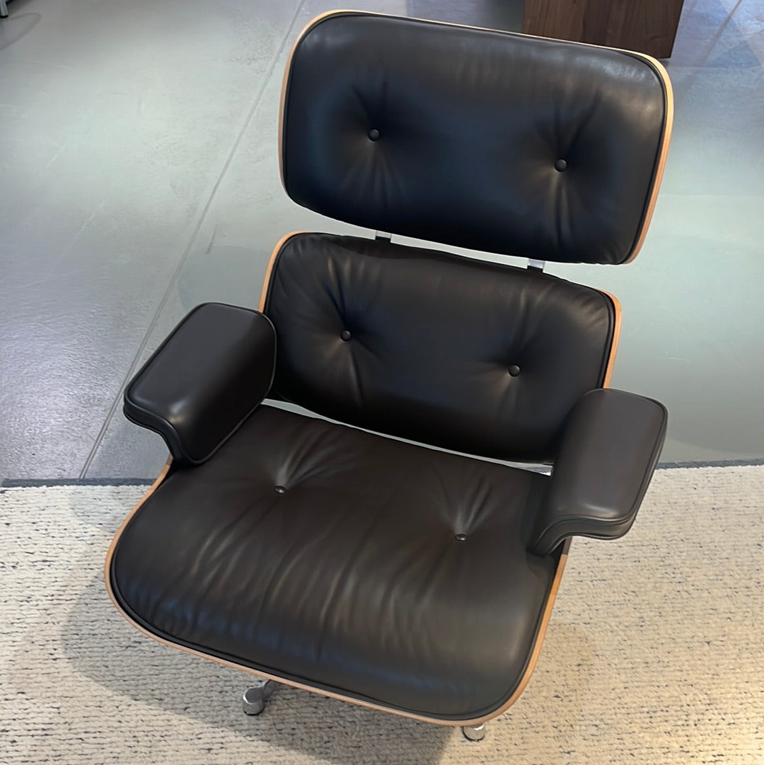 Vitra / LOUNGE CHAIR + OTTOMAN / Sessel und Hocker