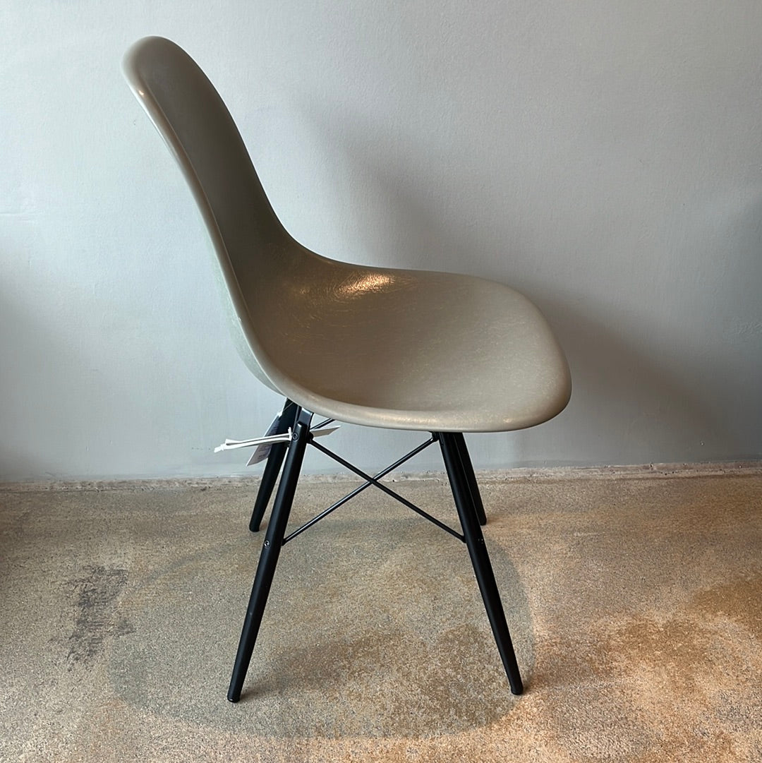 Vitra / Eames Fiberglass Side Chair / Stuhl