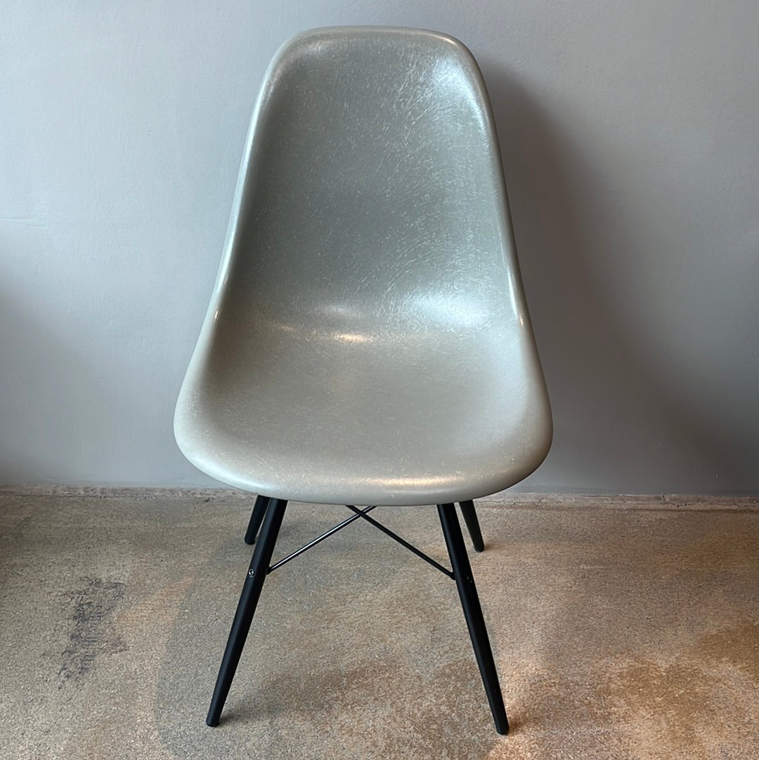 Vitra / Eames Fiberglass Side Chair / Stuhl