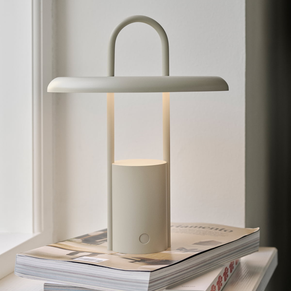 Kabellose Tischleuchte Stelton Pier mit warmem Licht auf der Fensterbank