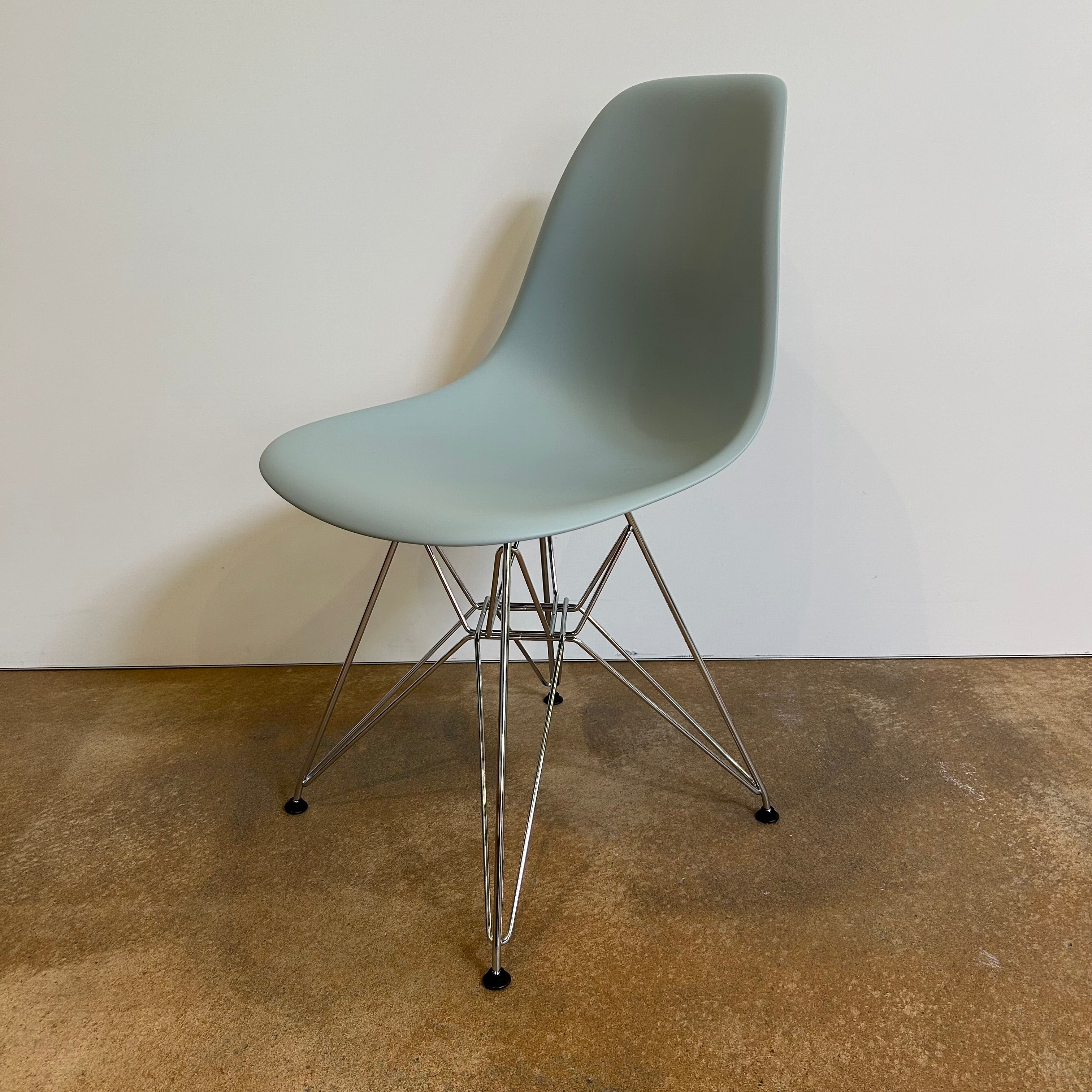Vitra / Eames Plastic Side Chair DSR / Stuhl