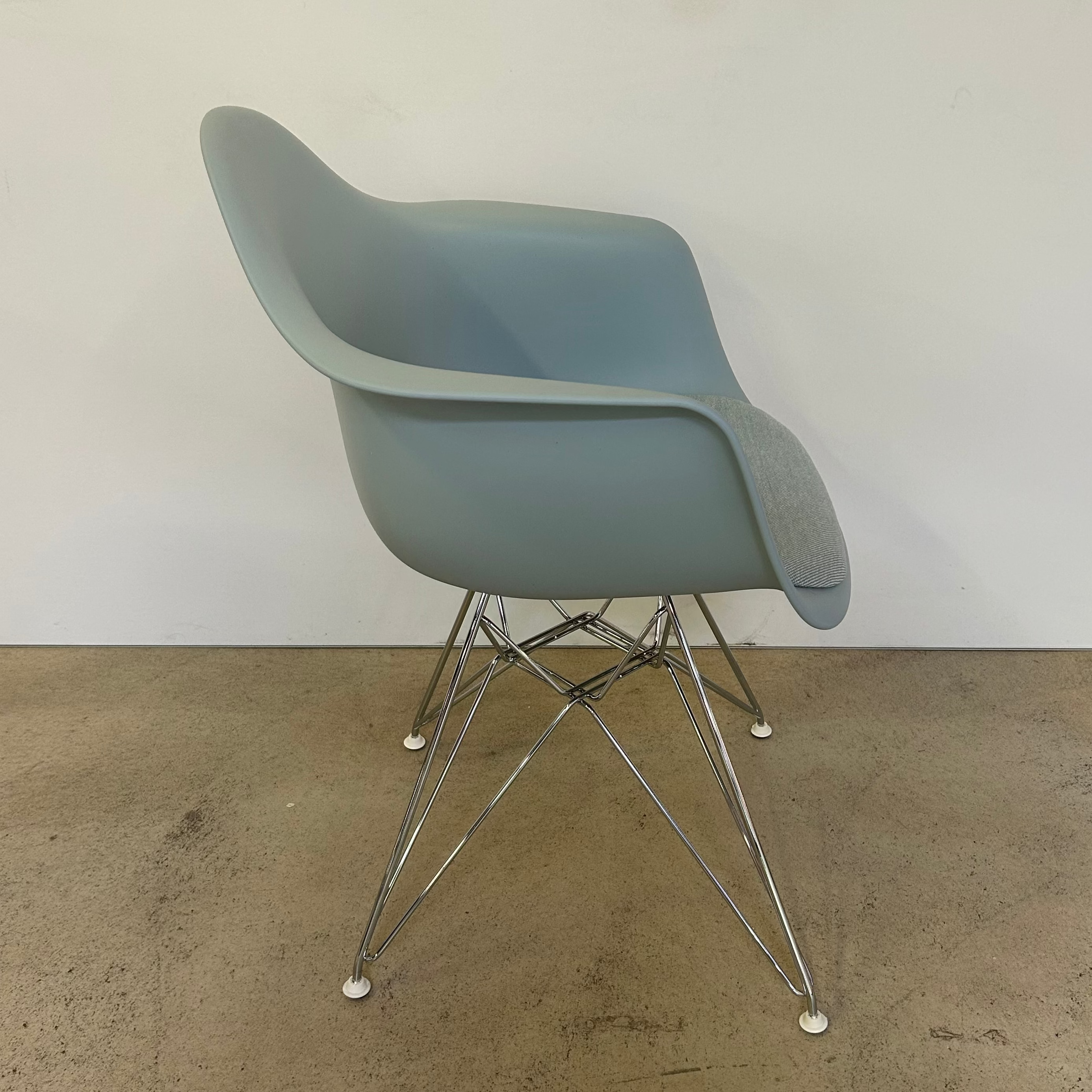 Vitra / Eames Plastic Armchair DAR / Stuhl