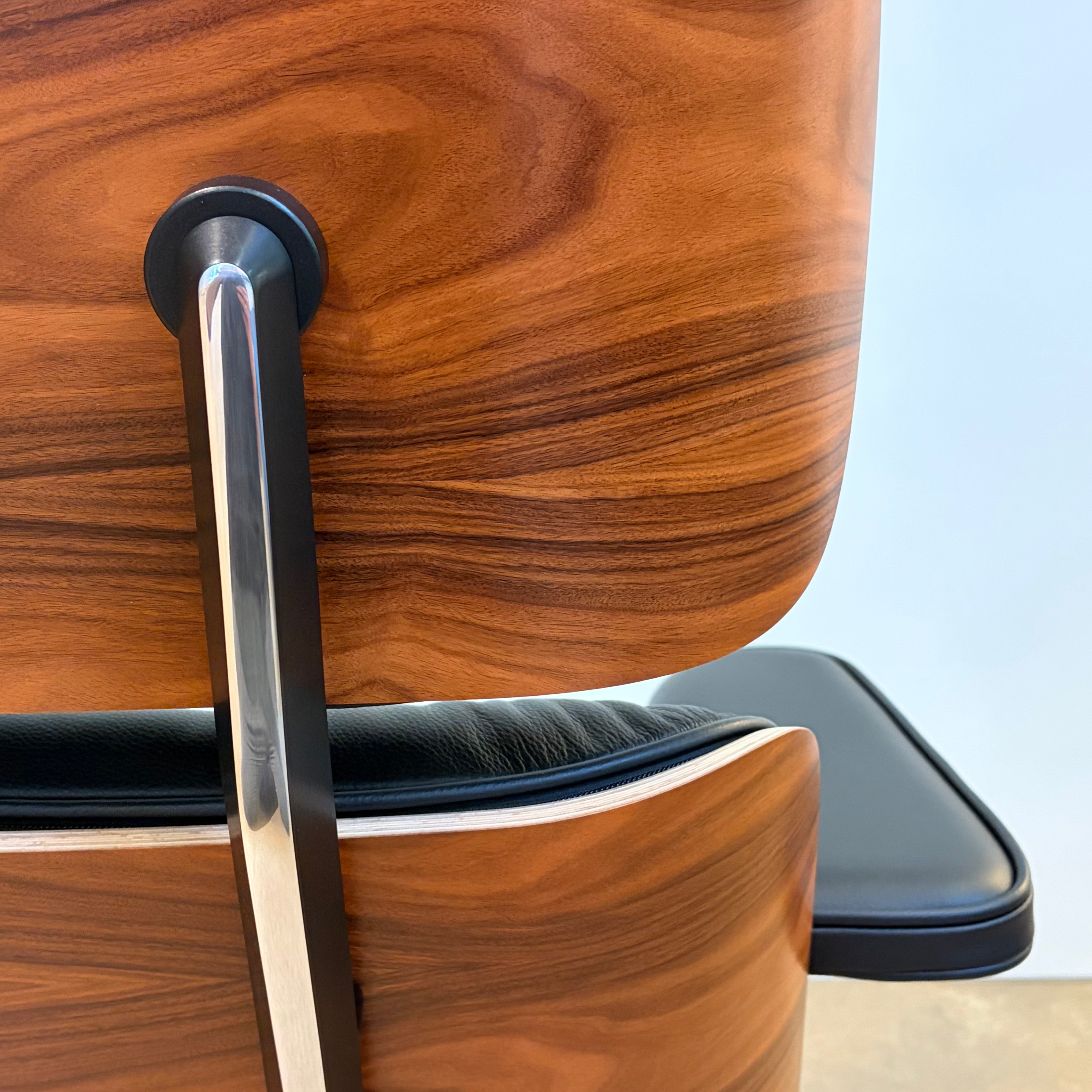 Vitra / LOUNGE CHAIR + OTTOMAN / Sessel und Hocker