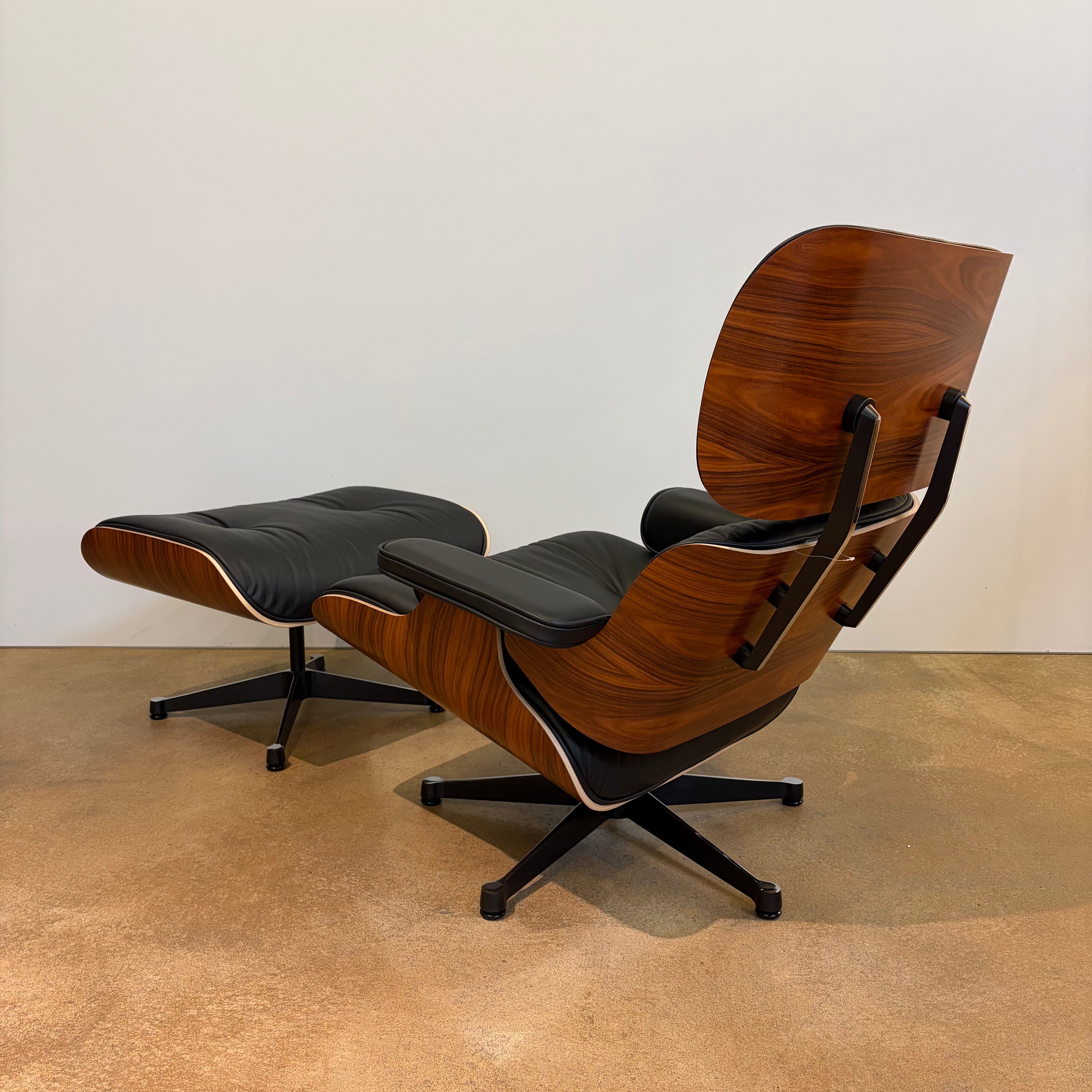 Vitra / LOUNGE CHAIR + OTTOMAN / Sessel und Hocker