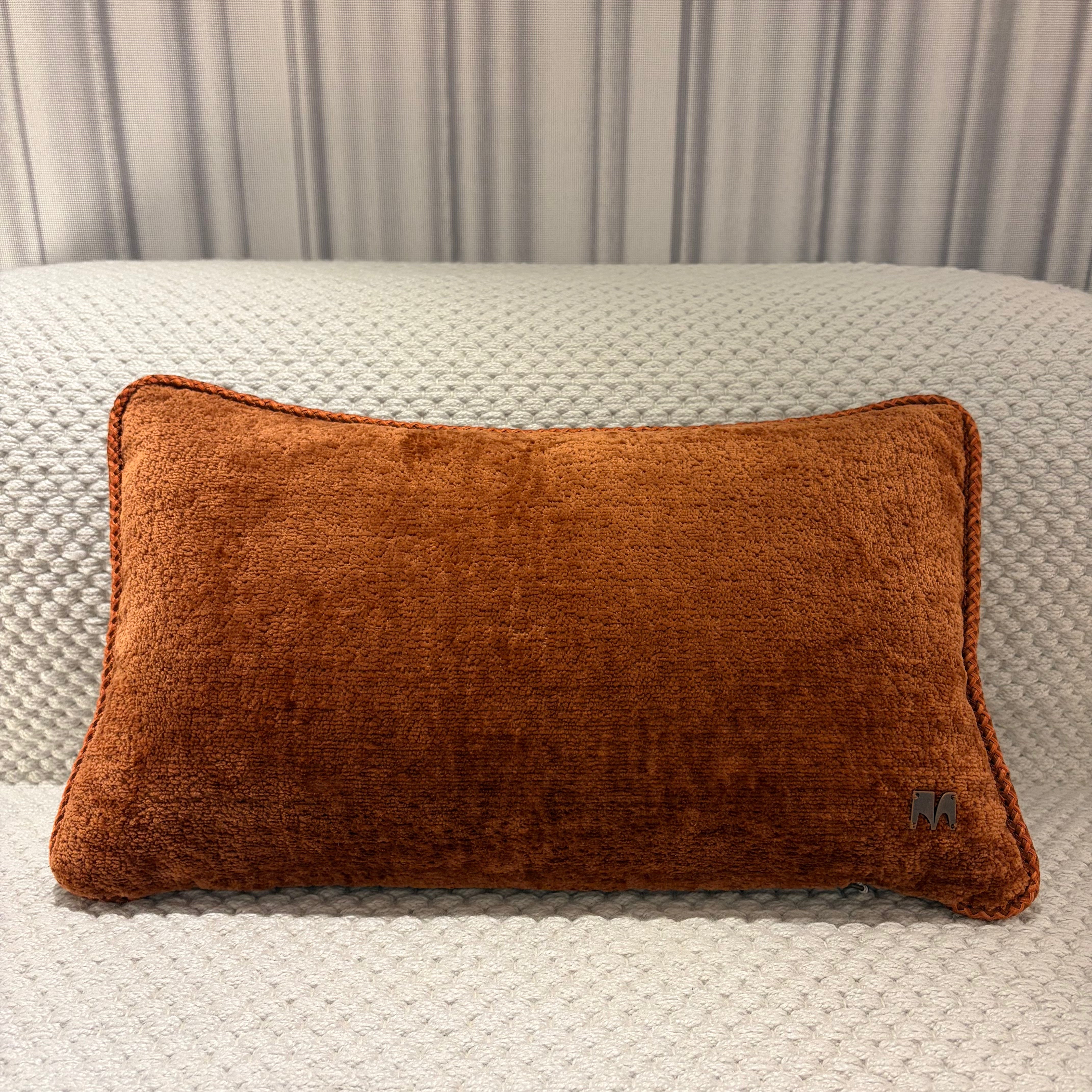 Another Mondaen / Feldes Monochrom Cinnamon Rectangle  / Kissen - architare shop
