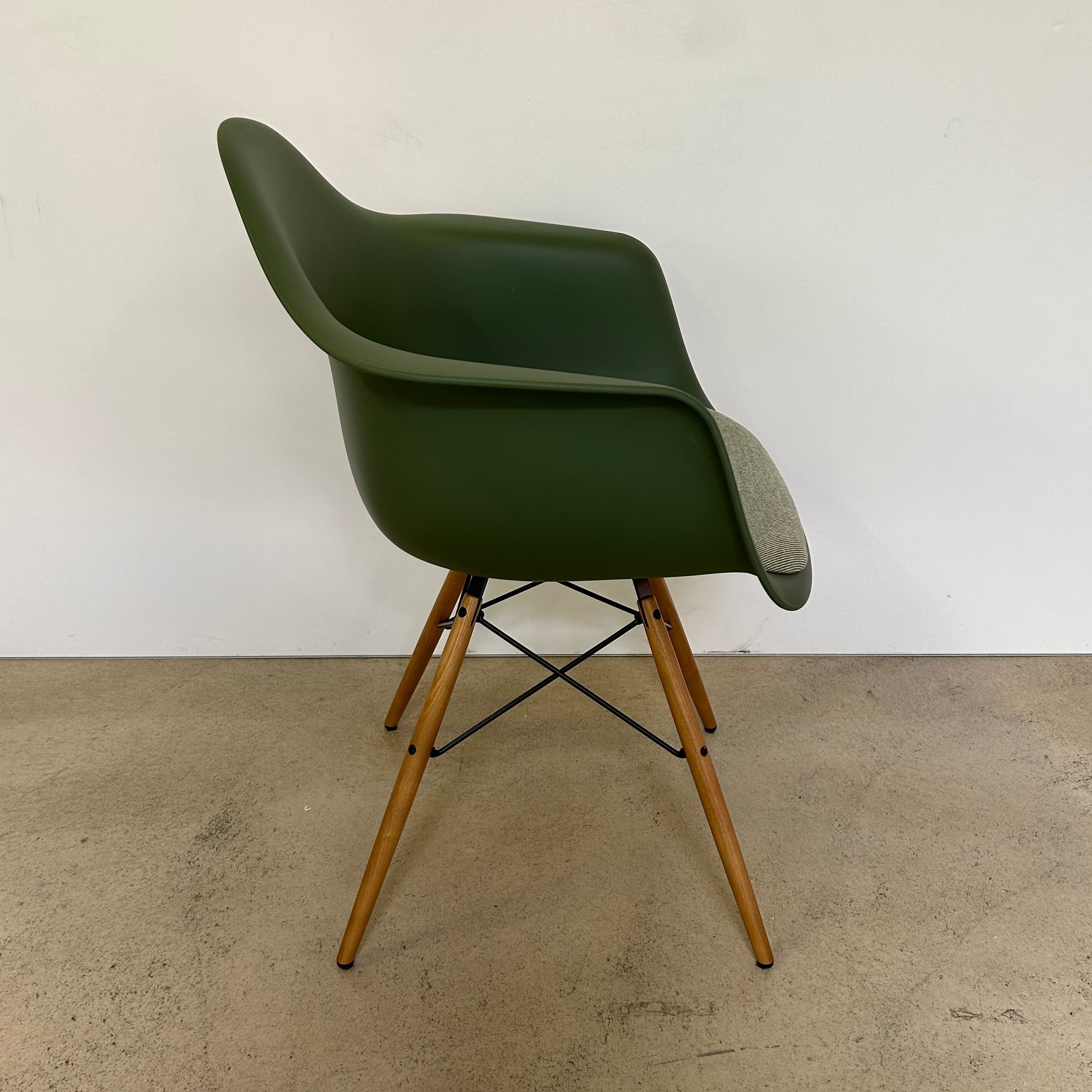 Vitra / Eames Plastic Armchair DAW / Stuhl