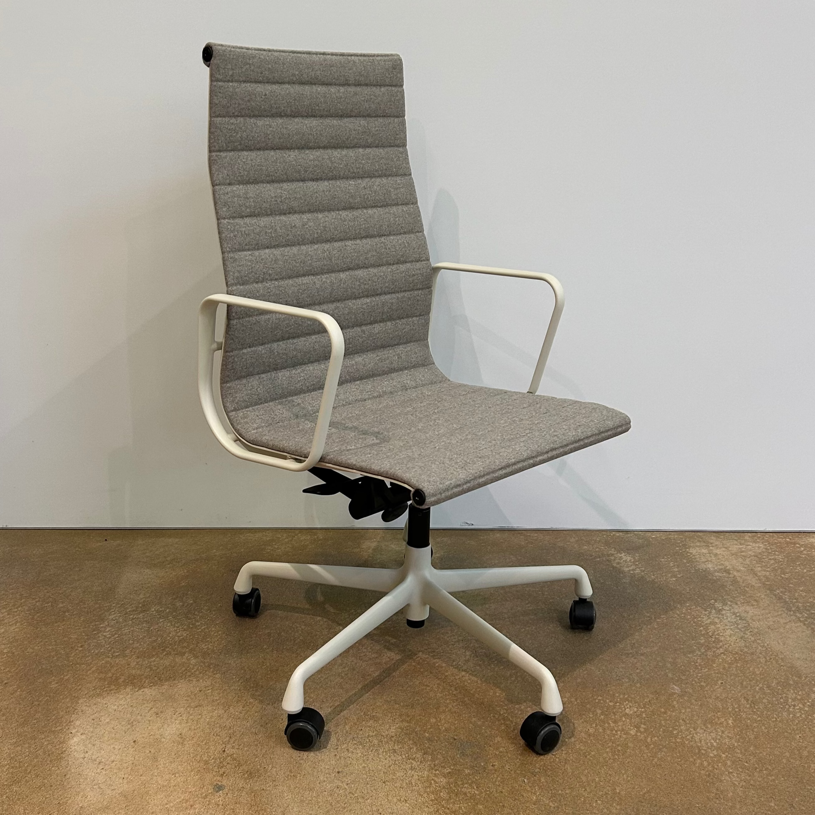 Vitra / Aluminium Group EA 119 / Bürodrehstuhl