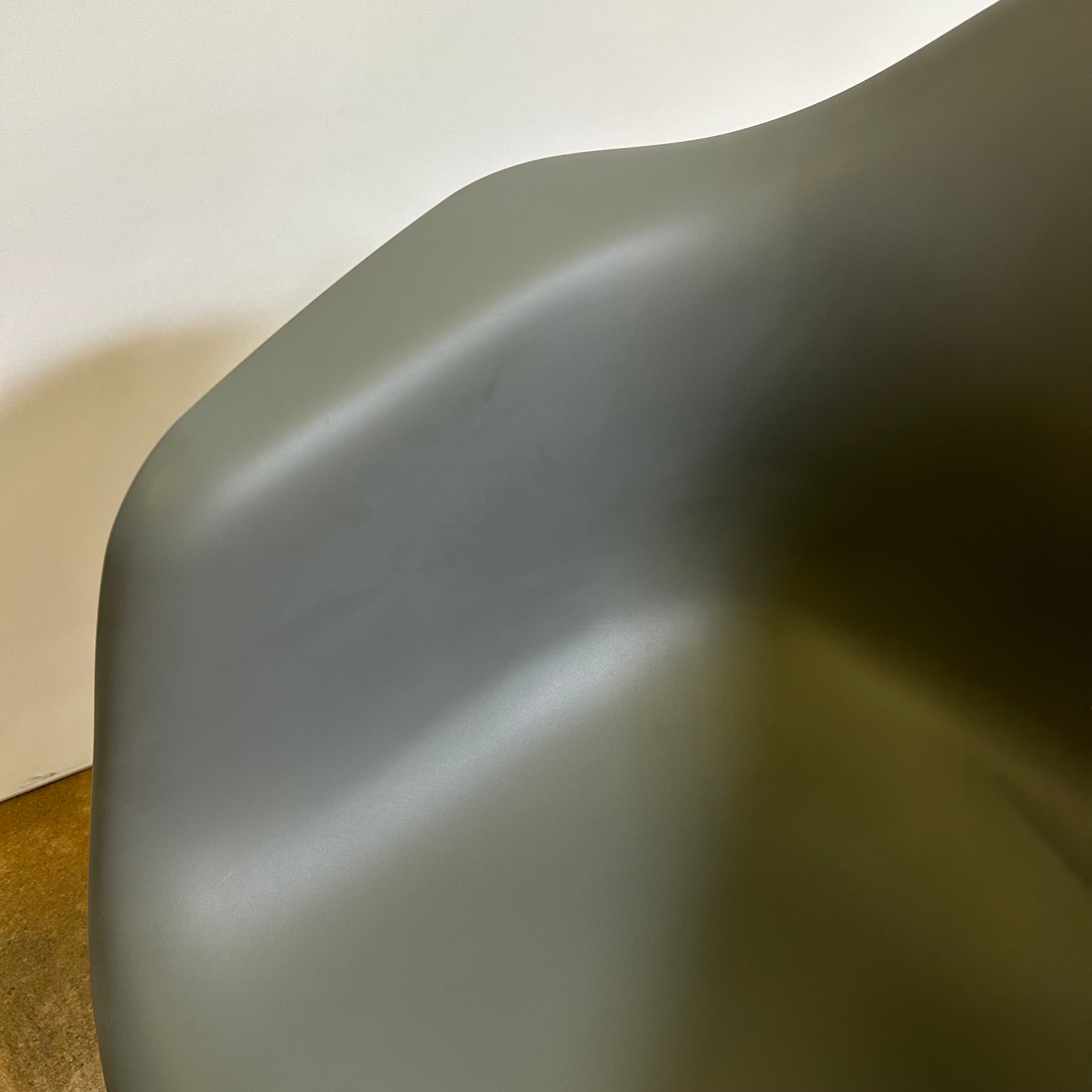 Vitra Eames Plastic Armchair DAR, Detail