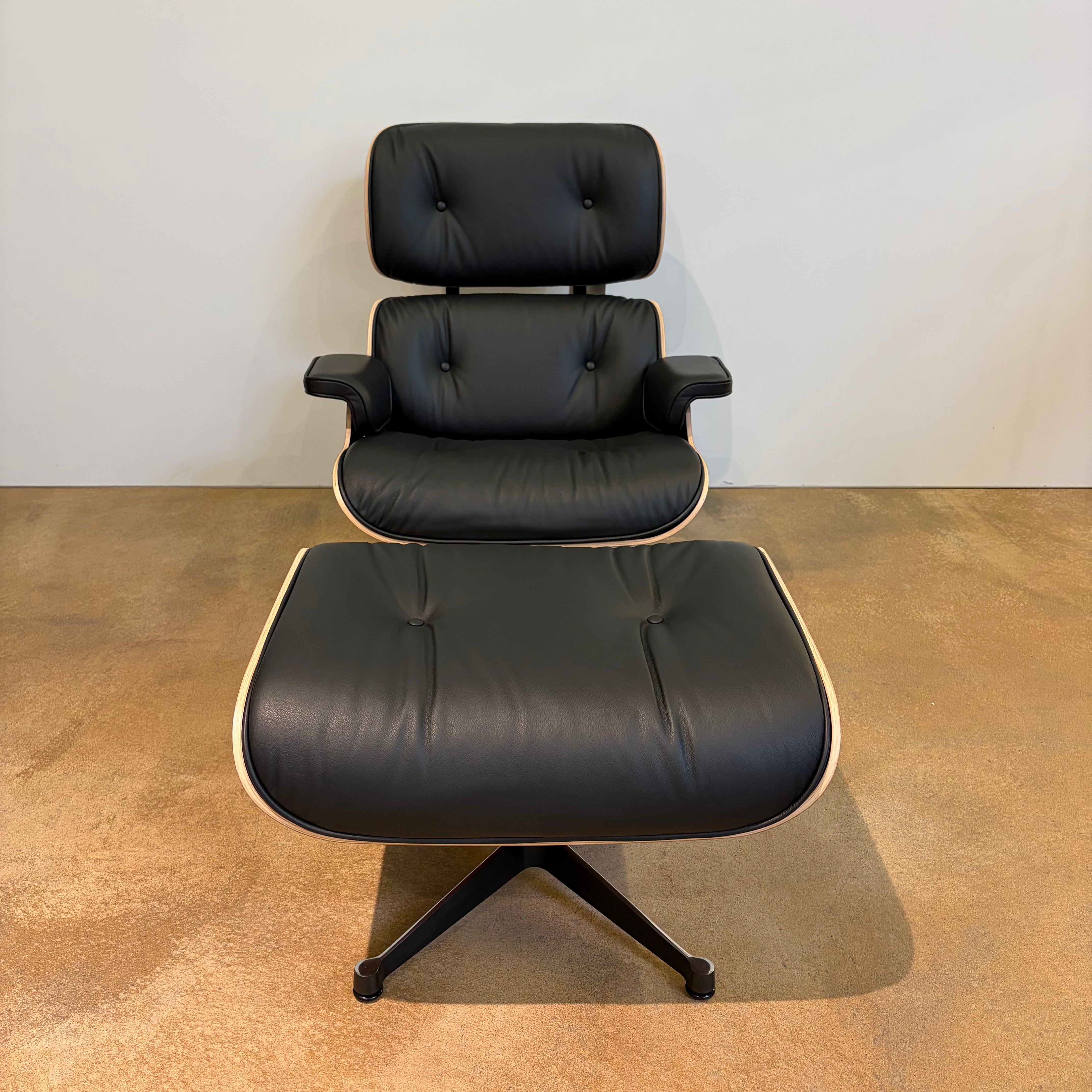 Vitra / LOUNGE CHAIR + OTTOMAN / Sessel und Hocker