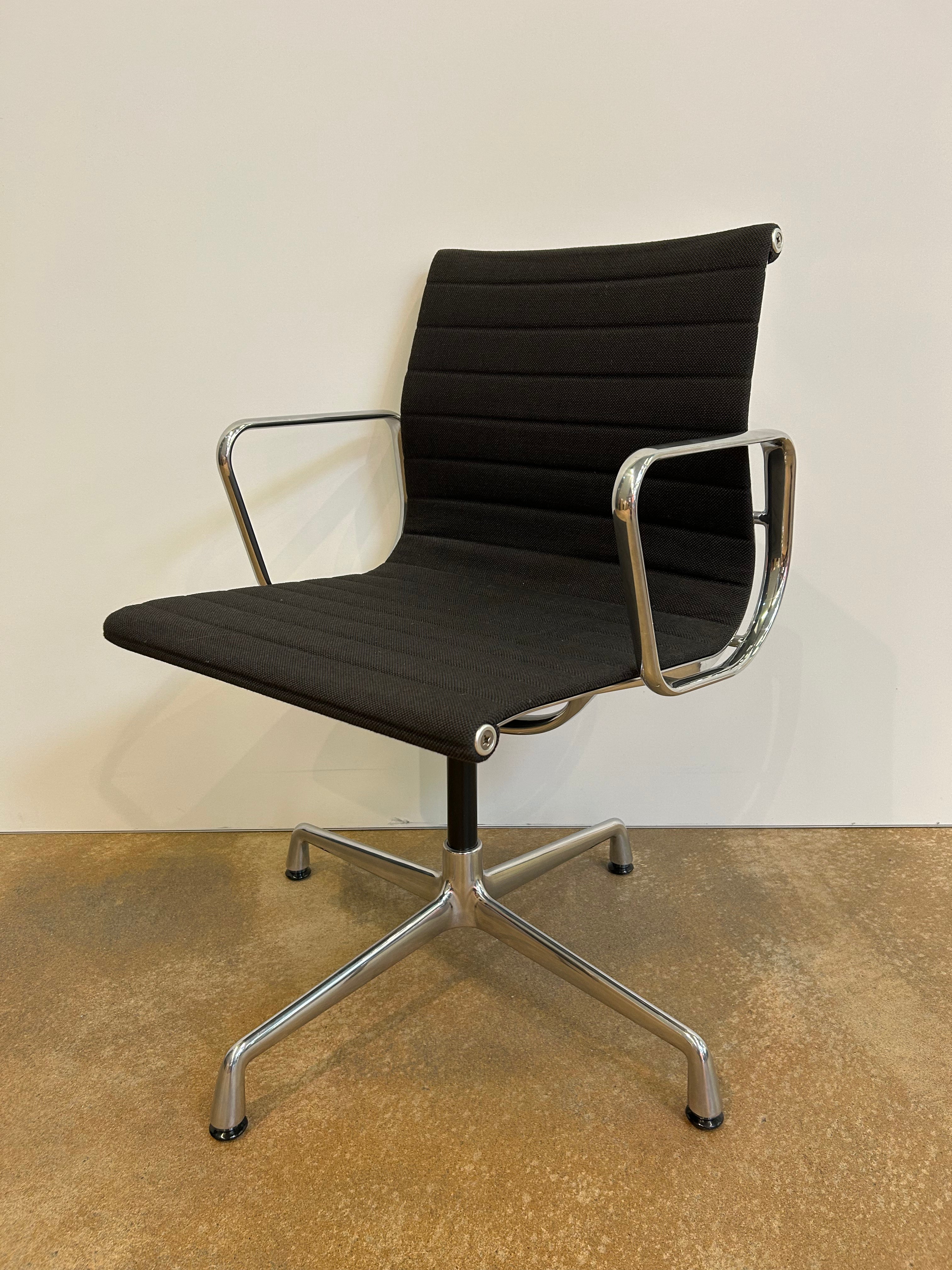 Vitra / ALU CHAIR EA 104 / Sessel