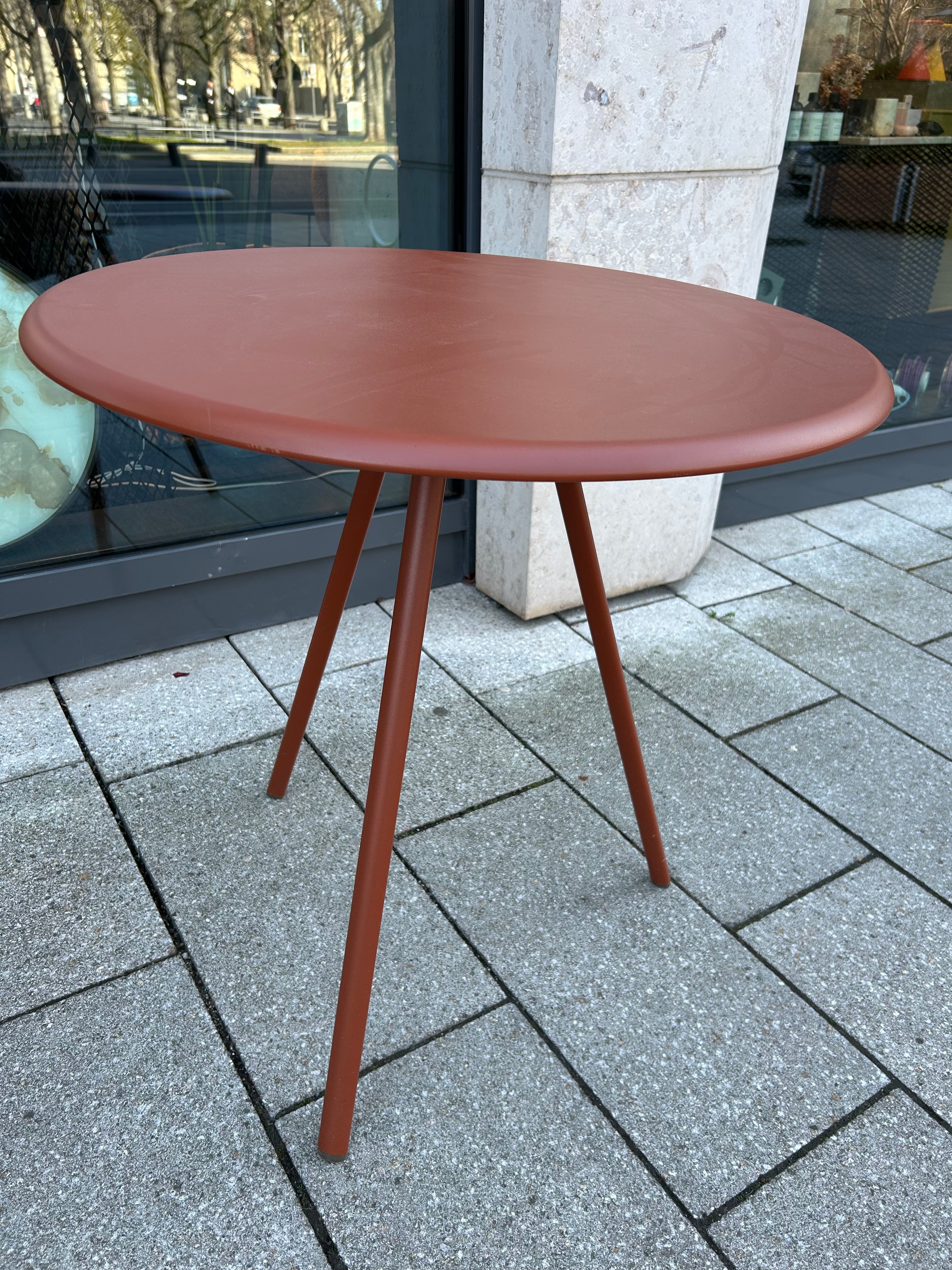 Fast / Zebra Table / Round table with 3 legs