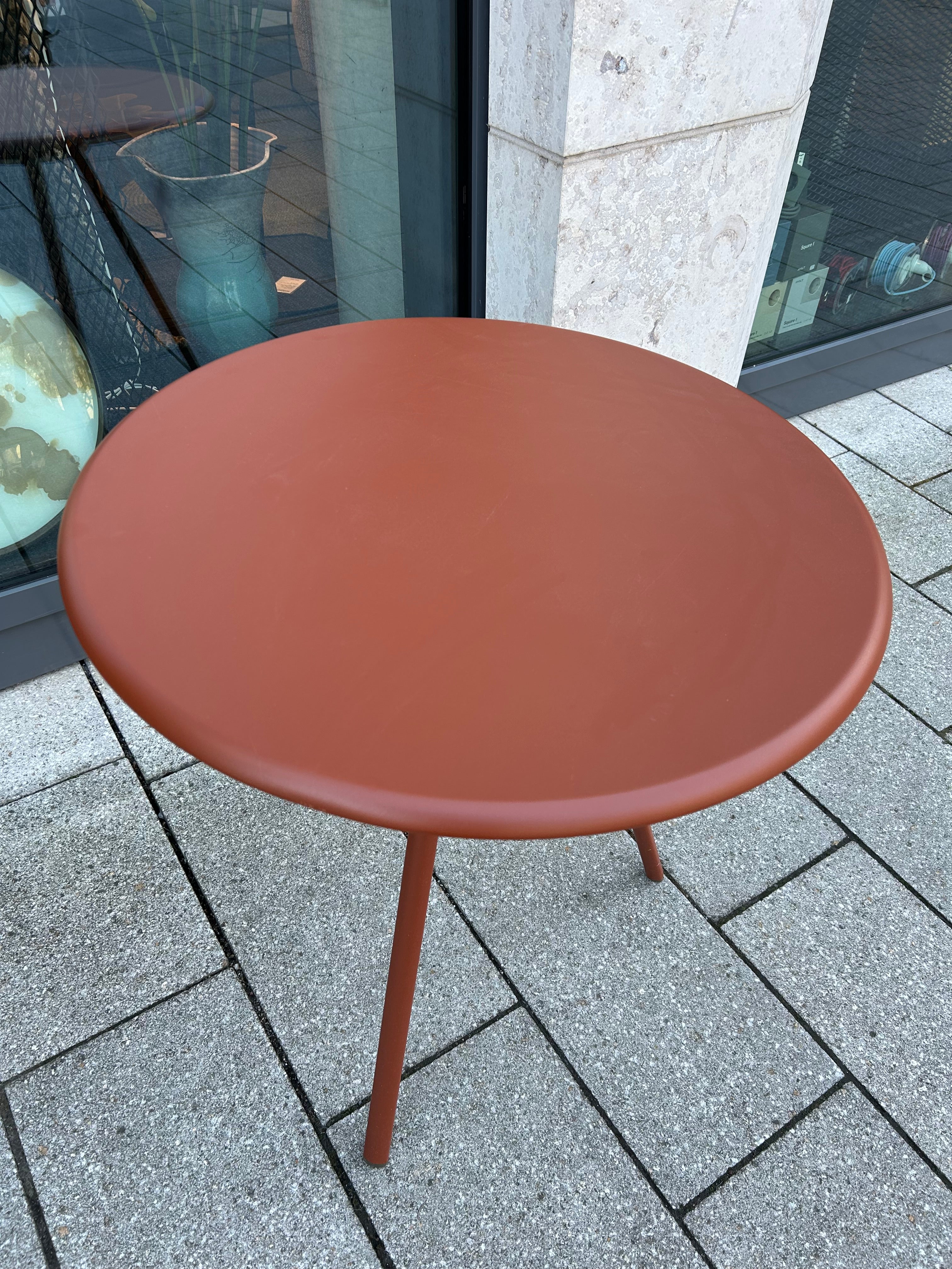 Fast / Zebra Table / Round table with 3 legs