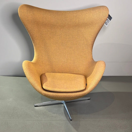 Fritz Hansen / EGG / Sessel mit Hocker