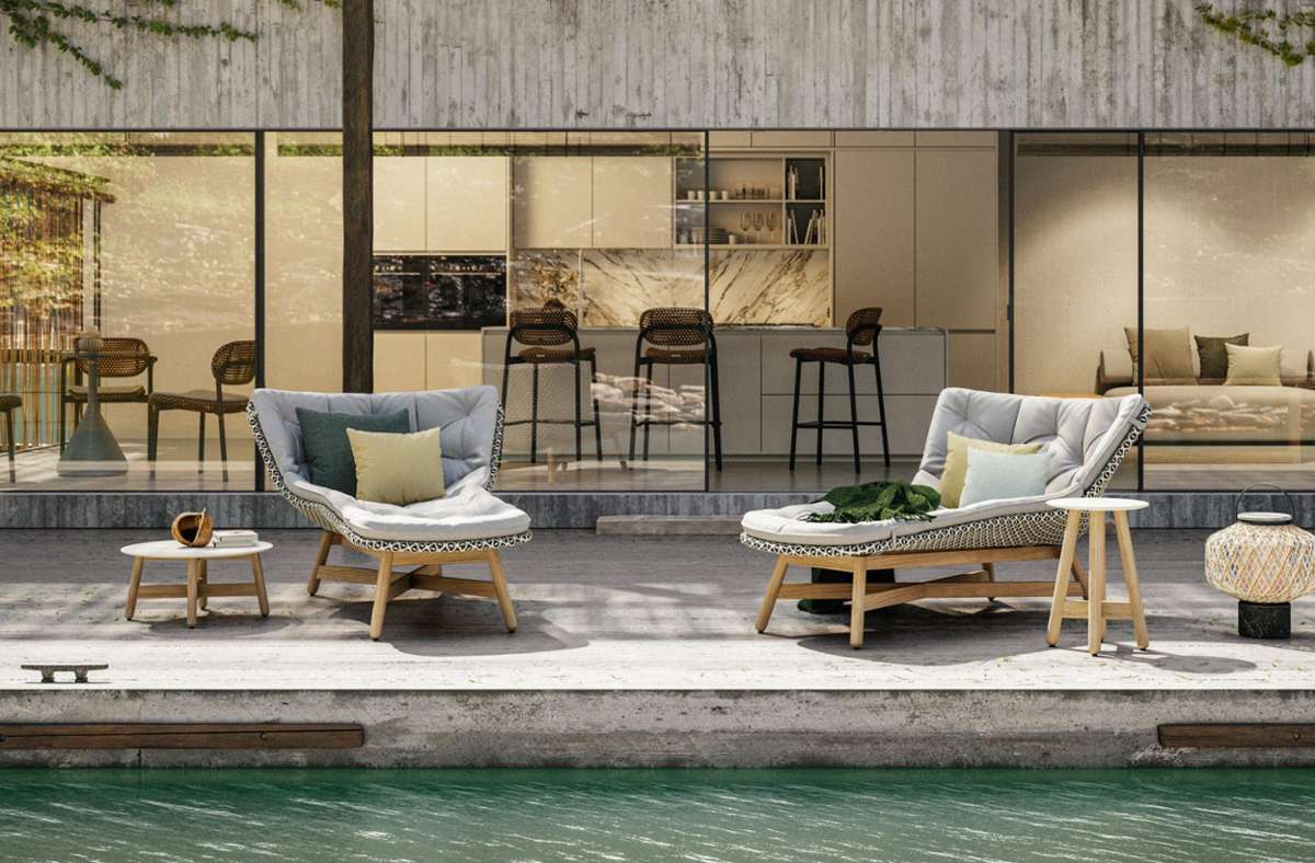 Outdoor-Bereich vor Pool gestaltet mit Dedon Möbel und im Hintergrund Indoor-Bereich