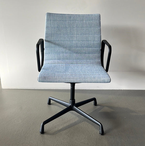 Vitra / ALU CHAIR EA 104 / Sessel