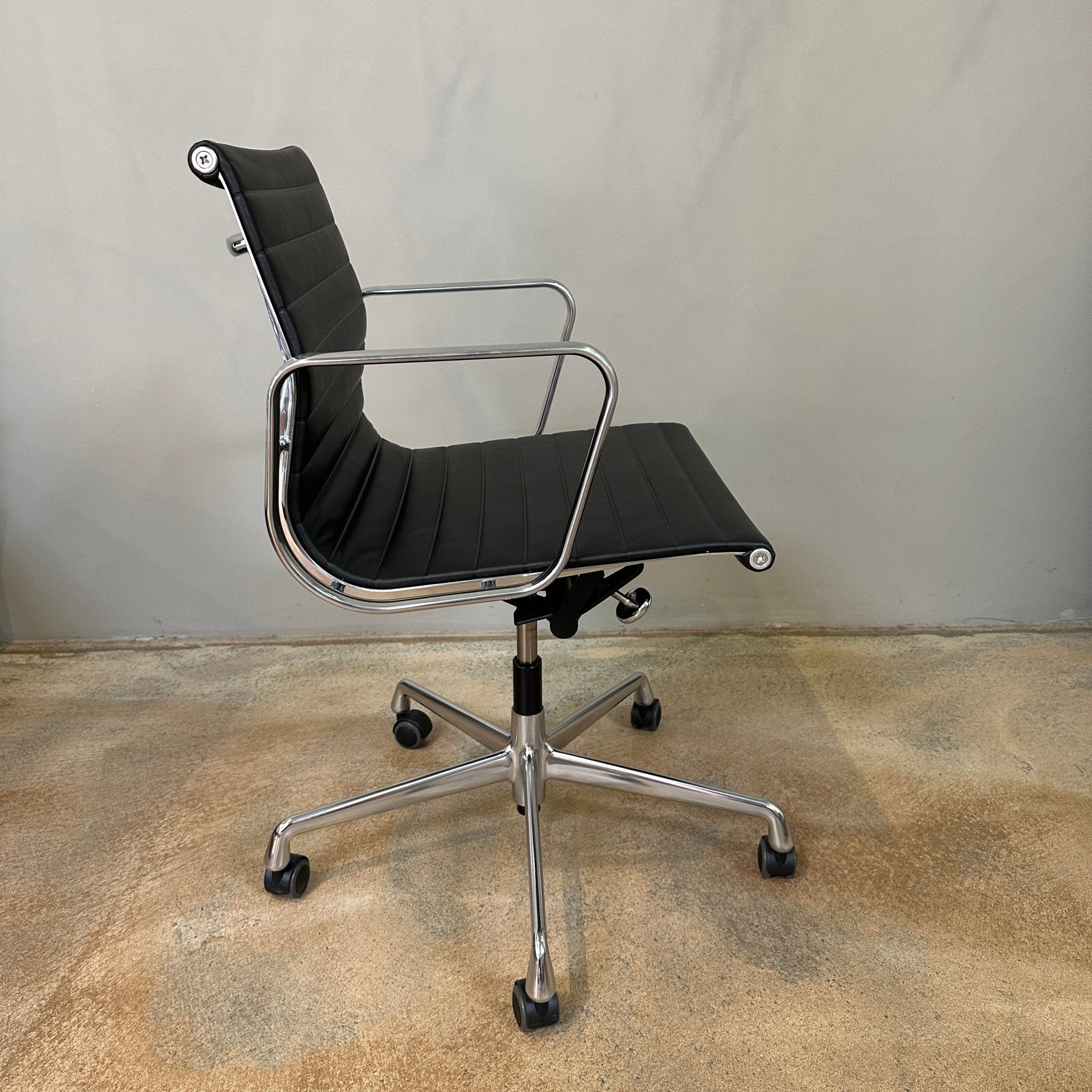 Vitra / ALU CHAIR EA 117 / Bürodrehsessel mit Armlehnen - architare shop