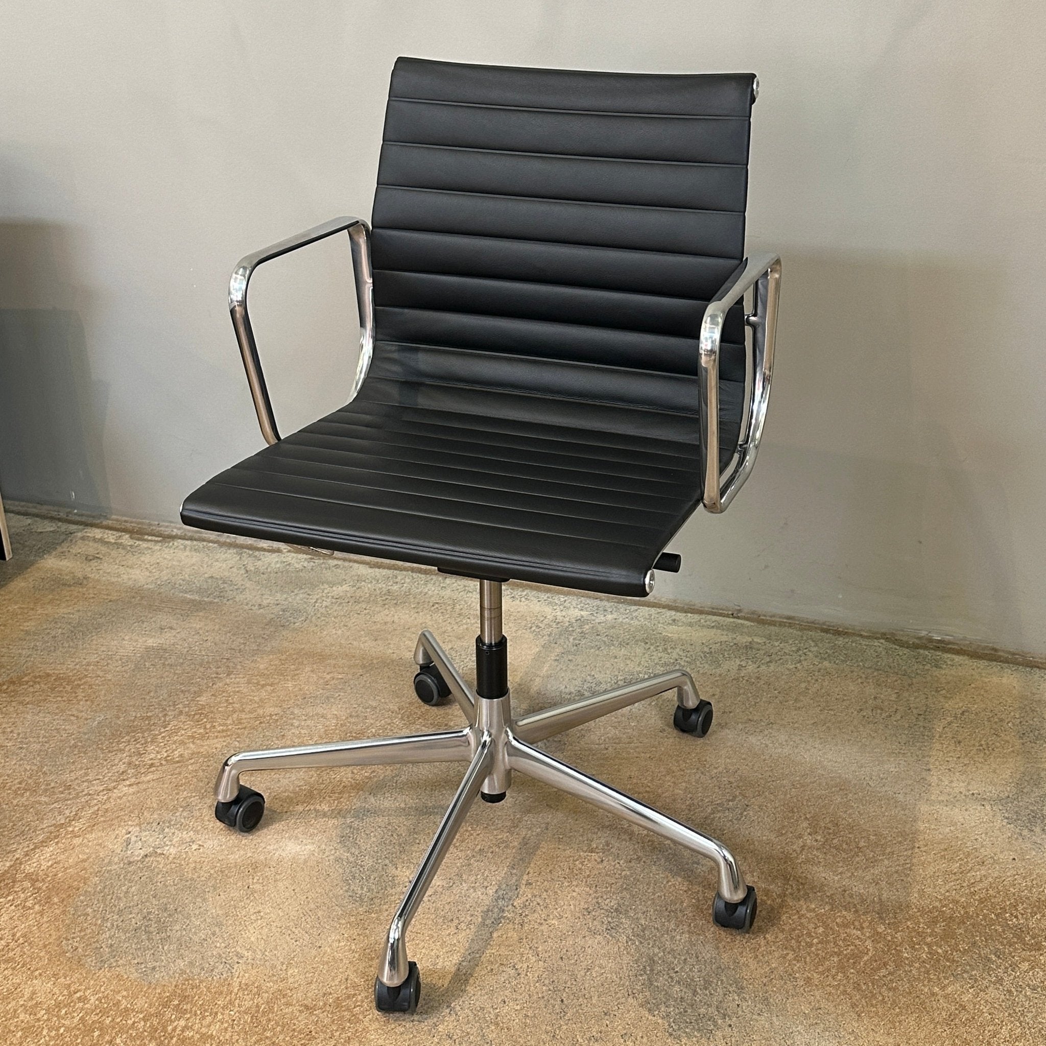 Vitra / ALU CHAIR EA 117 / Bürodrehsessel mit Armlehnen - architare shop