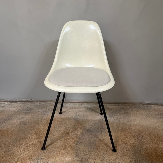 Vitra / Eames Fiberglass Side Chair / Stuhl