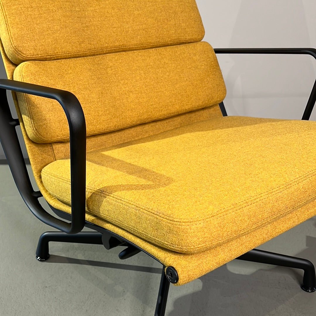 Vitra / SOFT PAD CHAIR EA / Sessel mit Hocker - architare shop