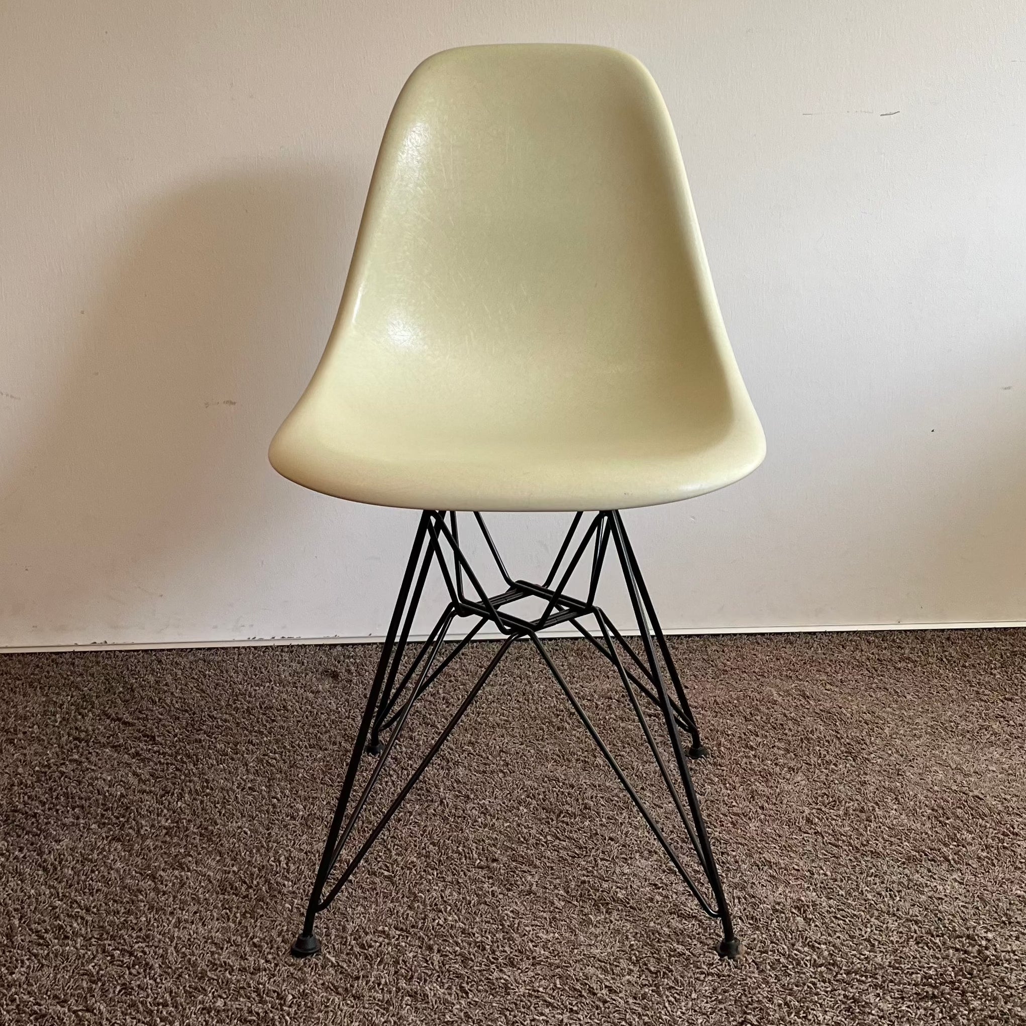 Eames Fiberglass Side Chair Stuhl vitra creme parchmnent